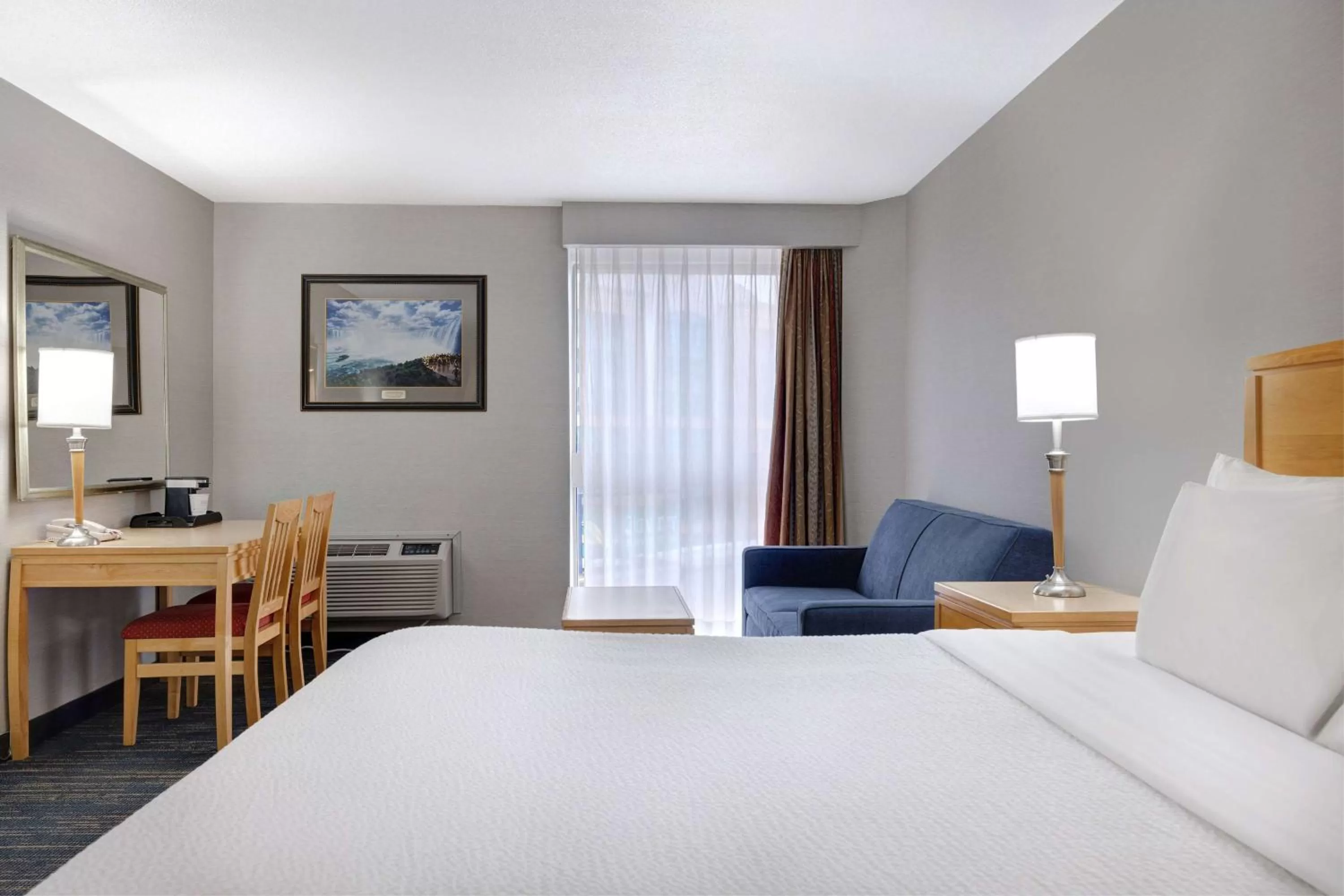 Photo of the whole room, Bed in Days Inn by Wyndham Niagara Falls Near The Falls