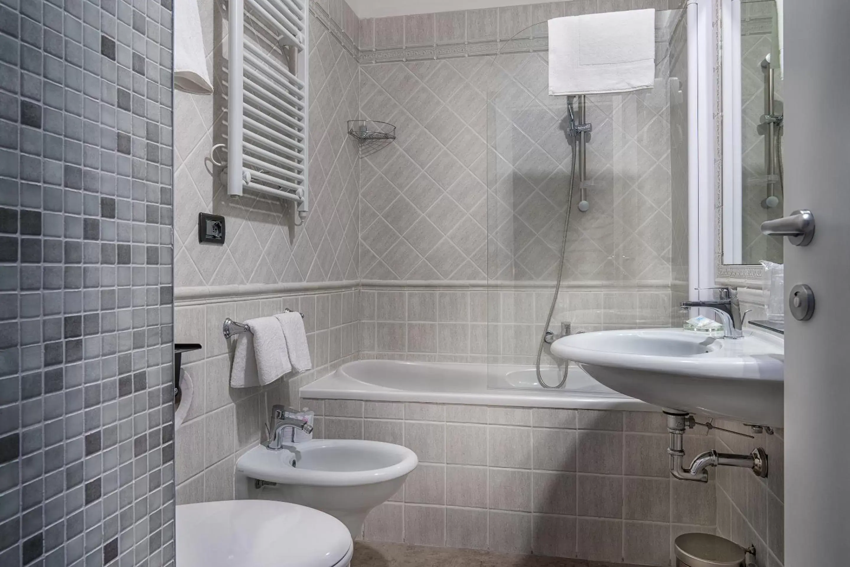Bathroom in Hotel Varese