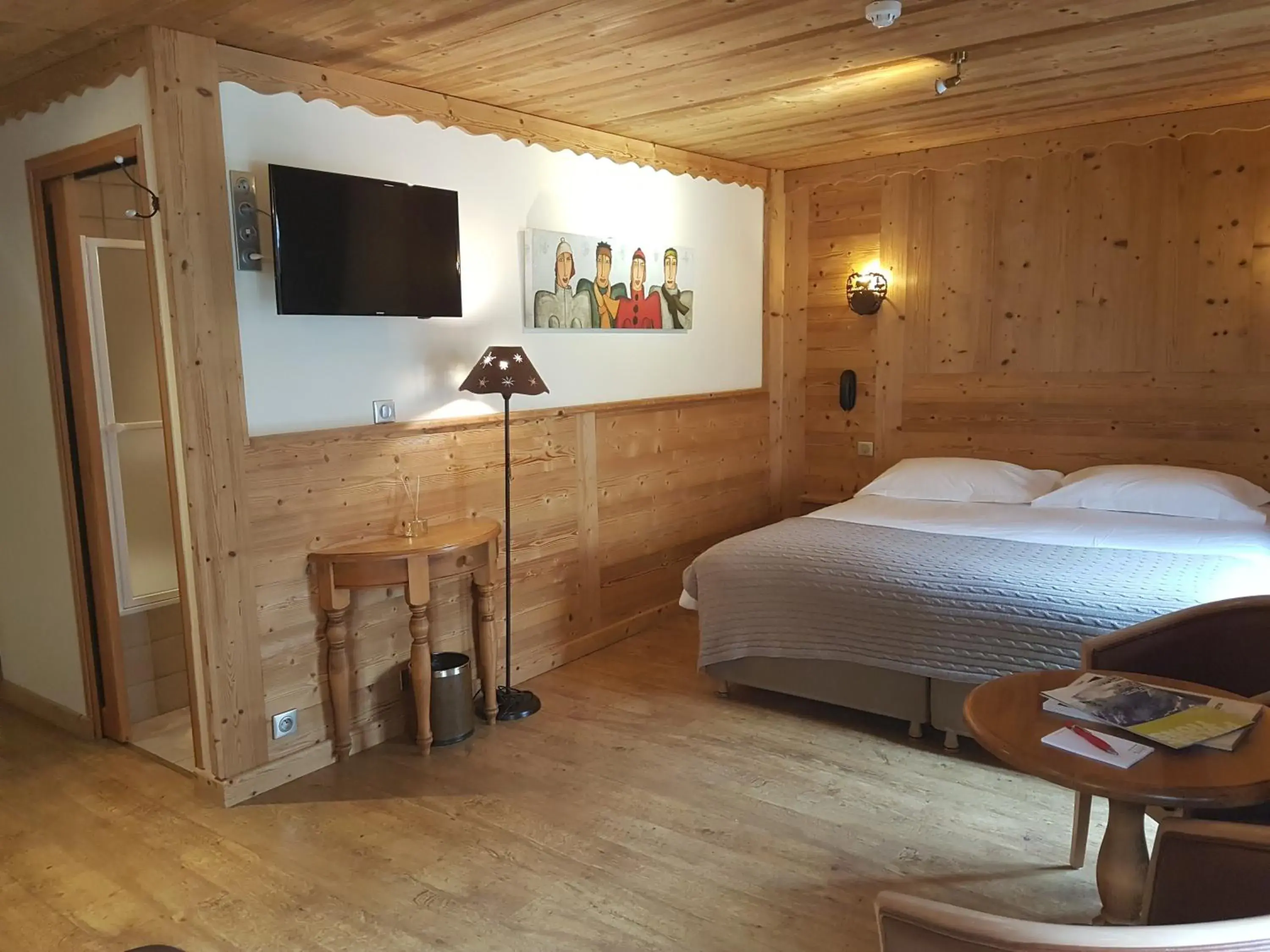 Photo of the whole room, Bed in Auberge du Manoir