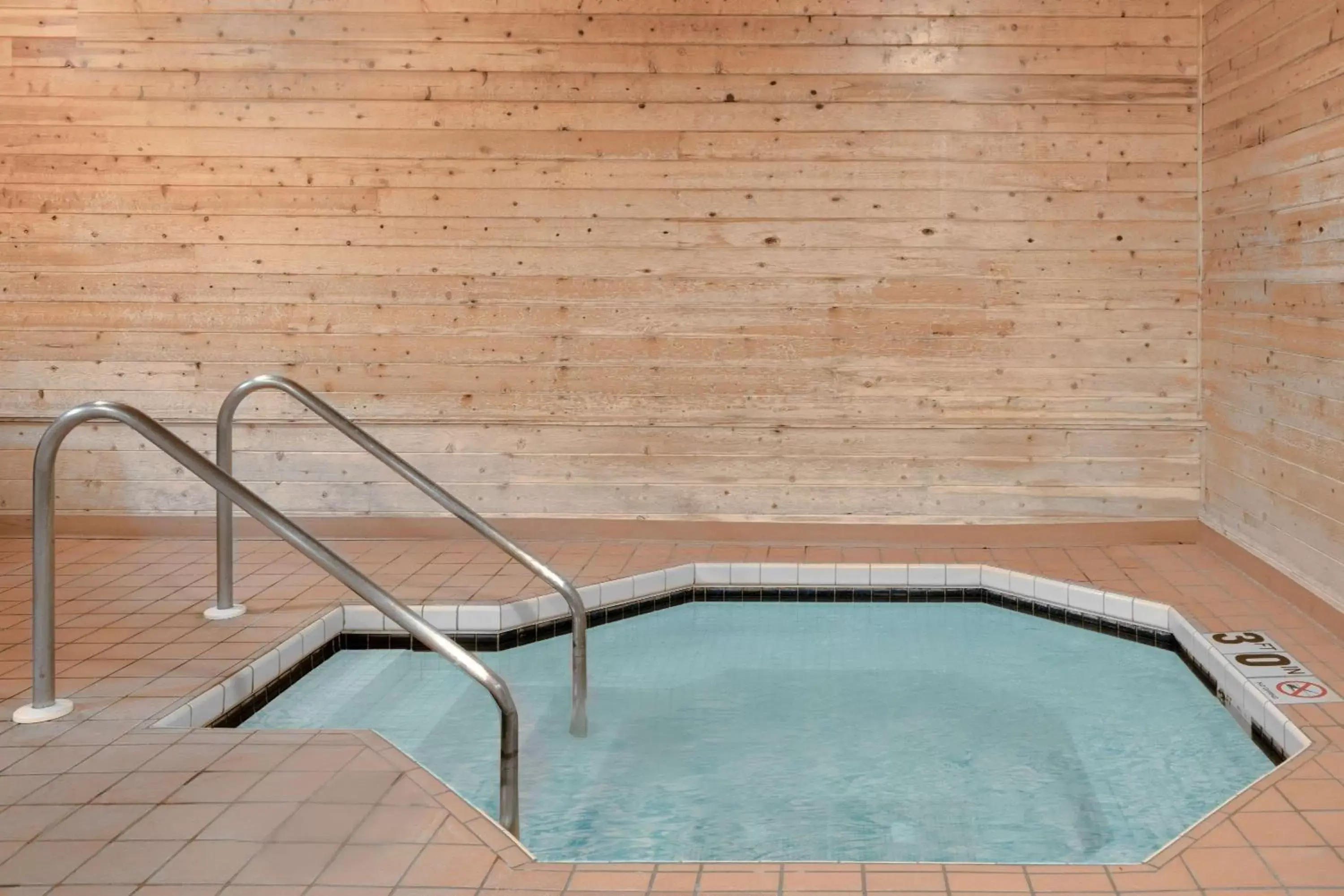 Hot Tub, Swimming Pool in Super 8 by Wyndham Sparta
