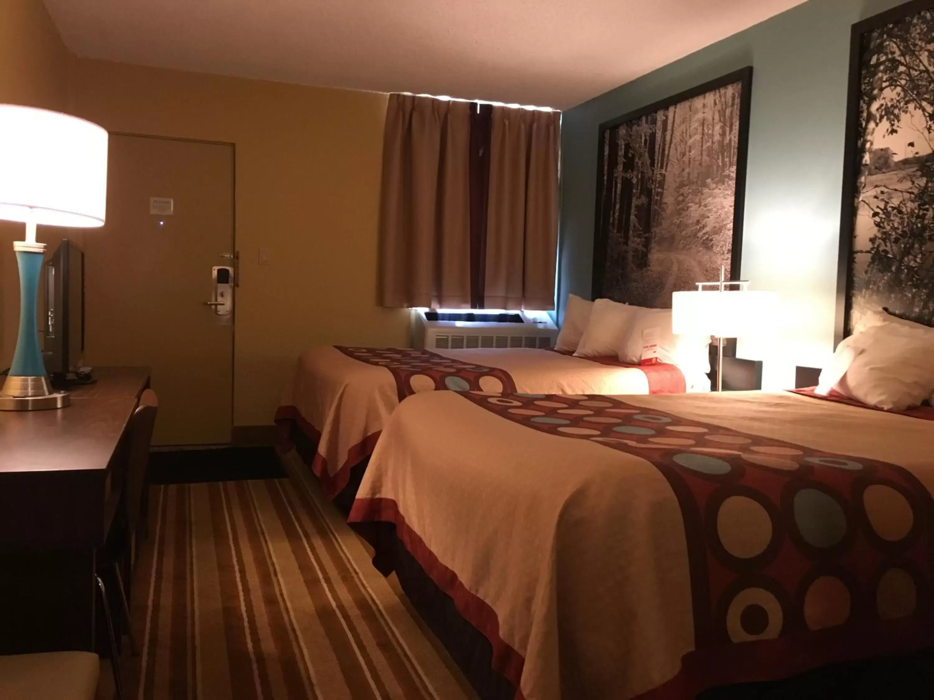 Photo of the whole room, Room Photo in Super 8 by Wyndham Thunder Bay