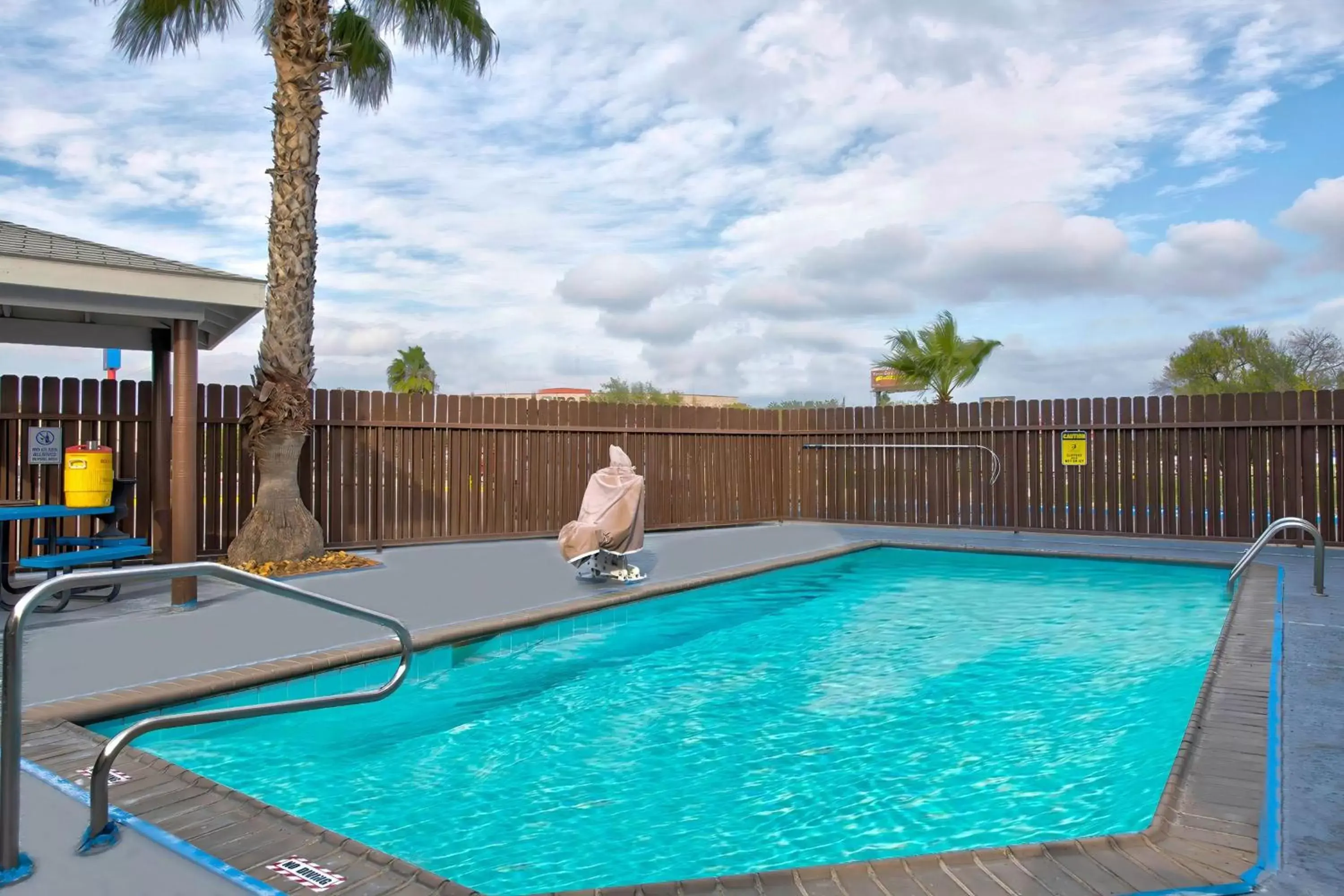 Pool view, Swimming Pool in Motel 6-Eagle Pass, TX - Lakeside