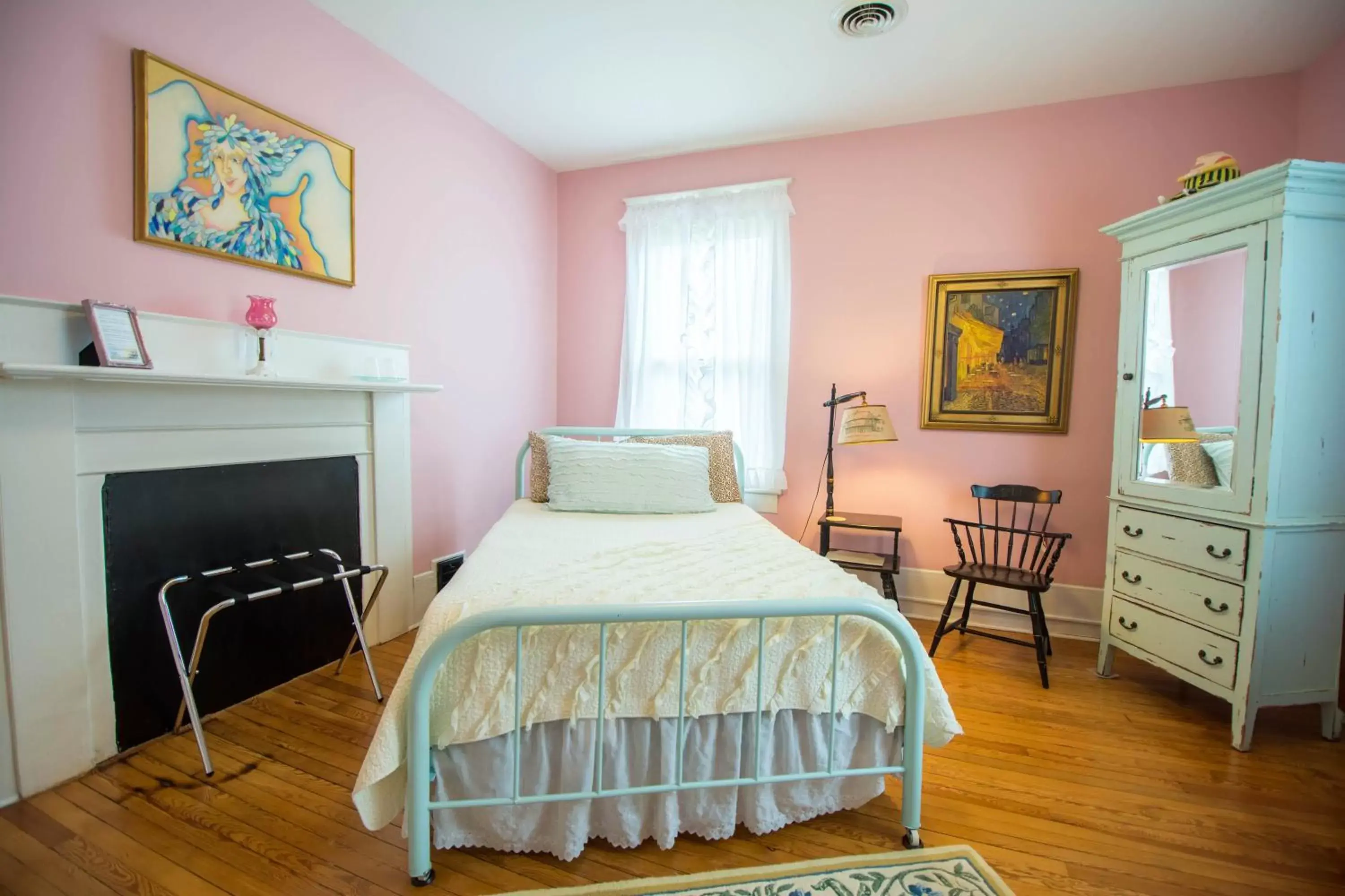 Bed in The Dailey Renewal Retreat B & B Bed in The Dailey Renewal Retreat B & B