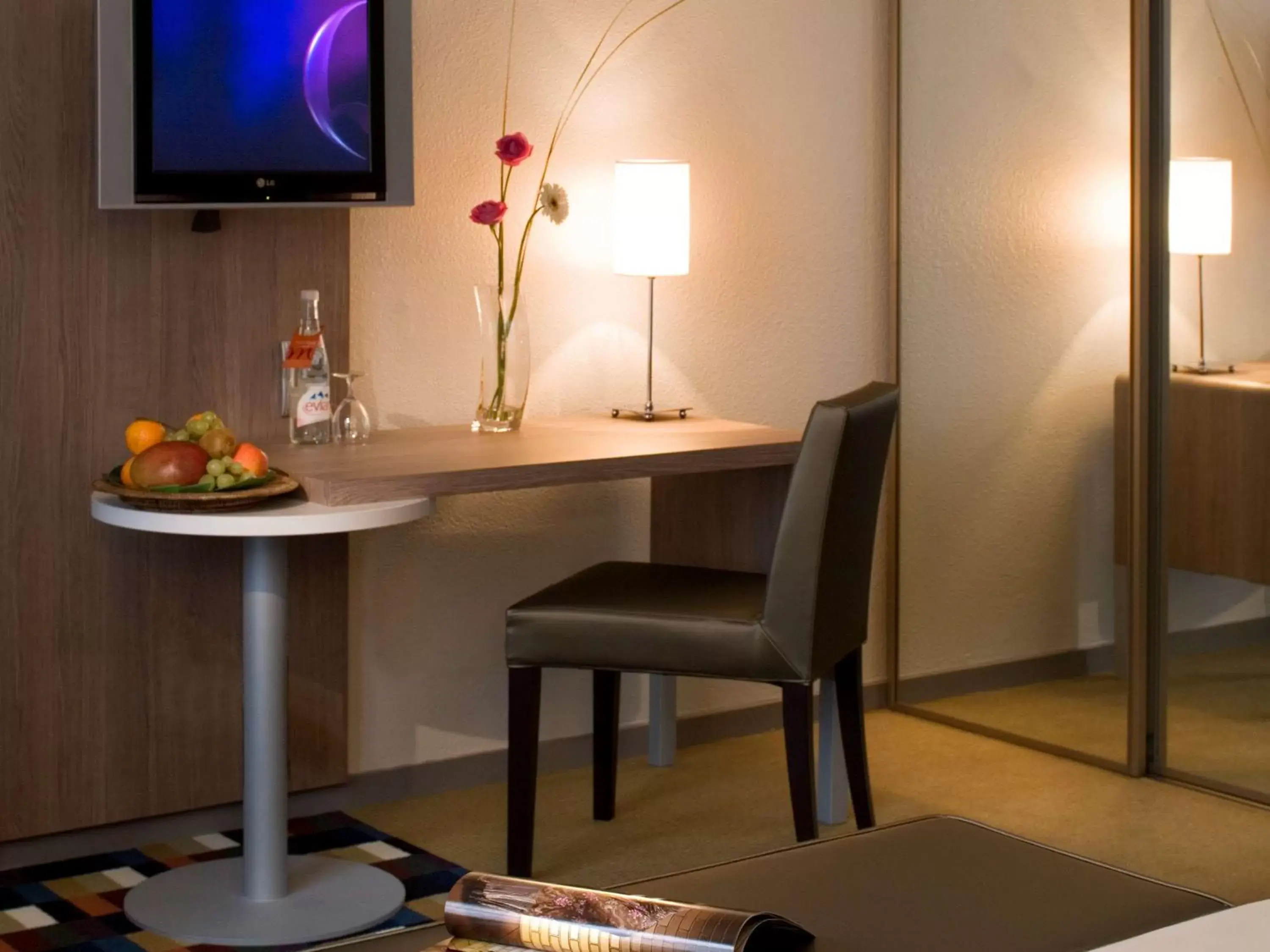 Photo of the whole room, TV/Entertainment Center in Hotel Mercure Grenoble Centre Président