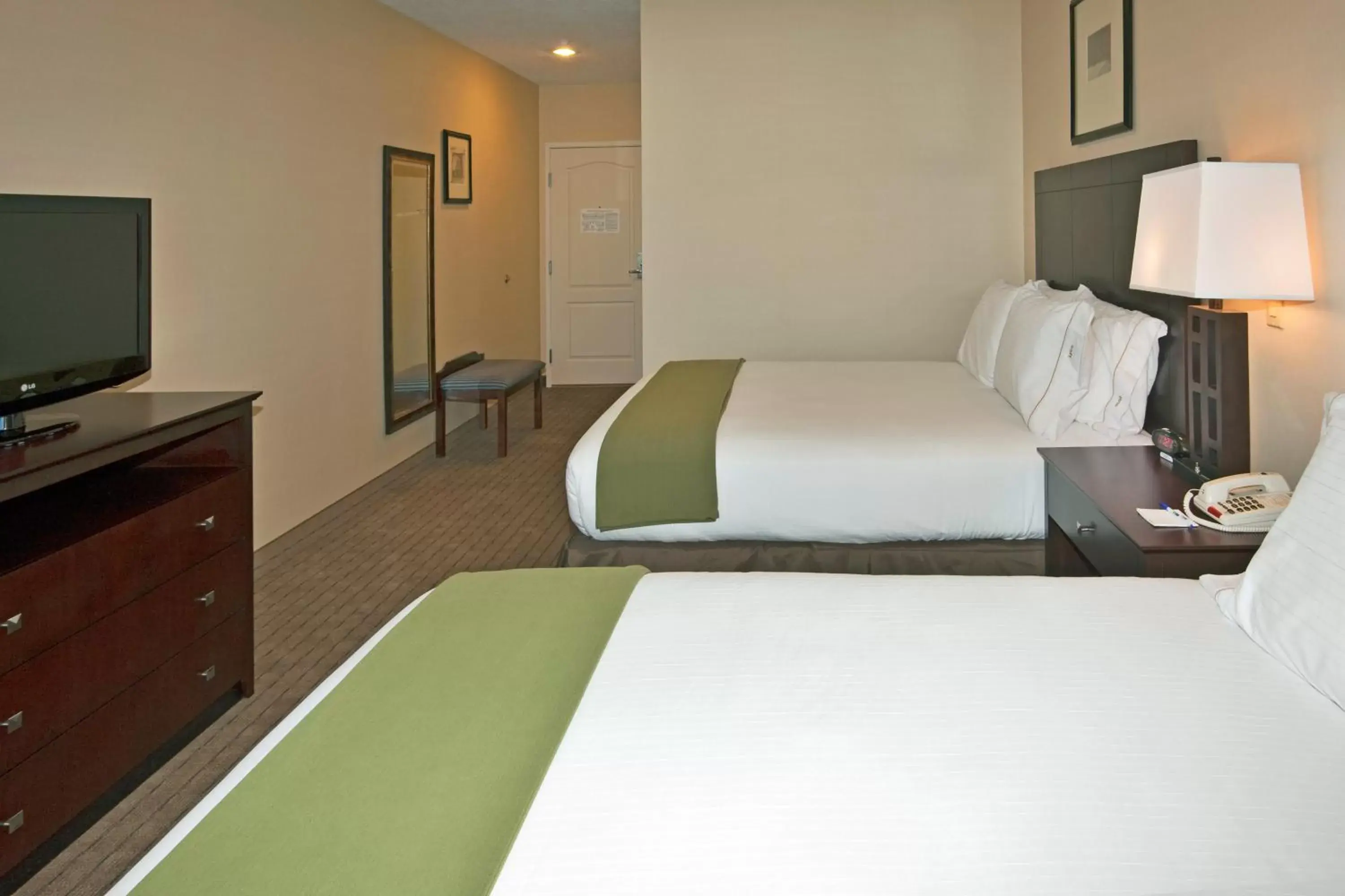 Photo of the whole room, Bed in Holiday Inn Express Hotels Grants - Milan, an IHG Hotel