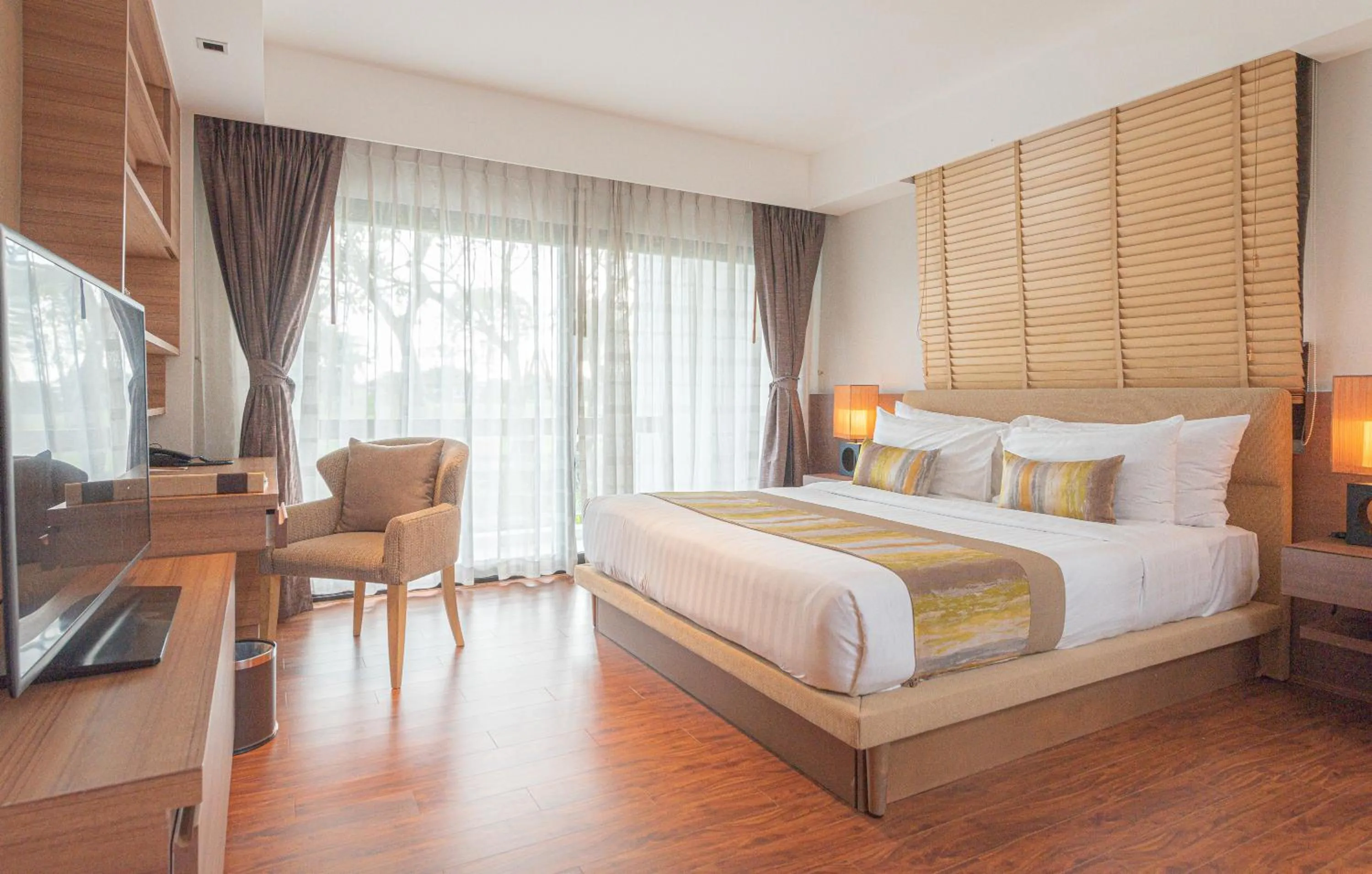 Bed in Summit Windmill Golf Suite Hotel at Suvarnabhumi