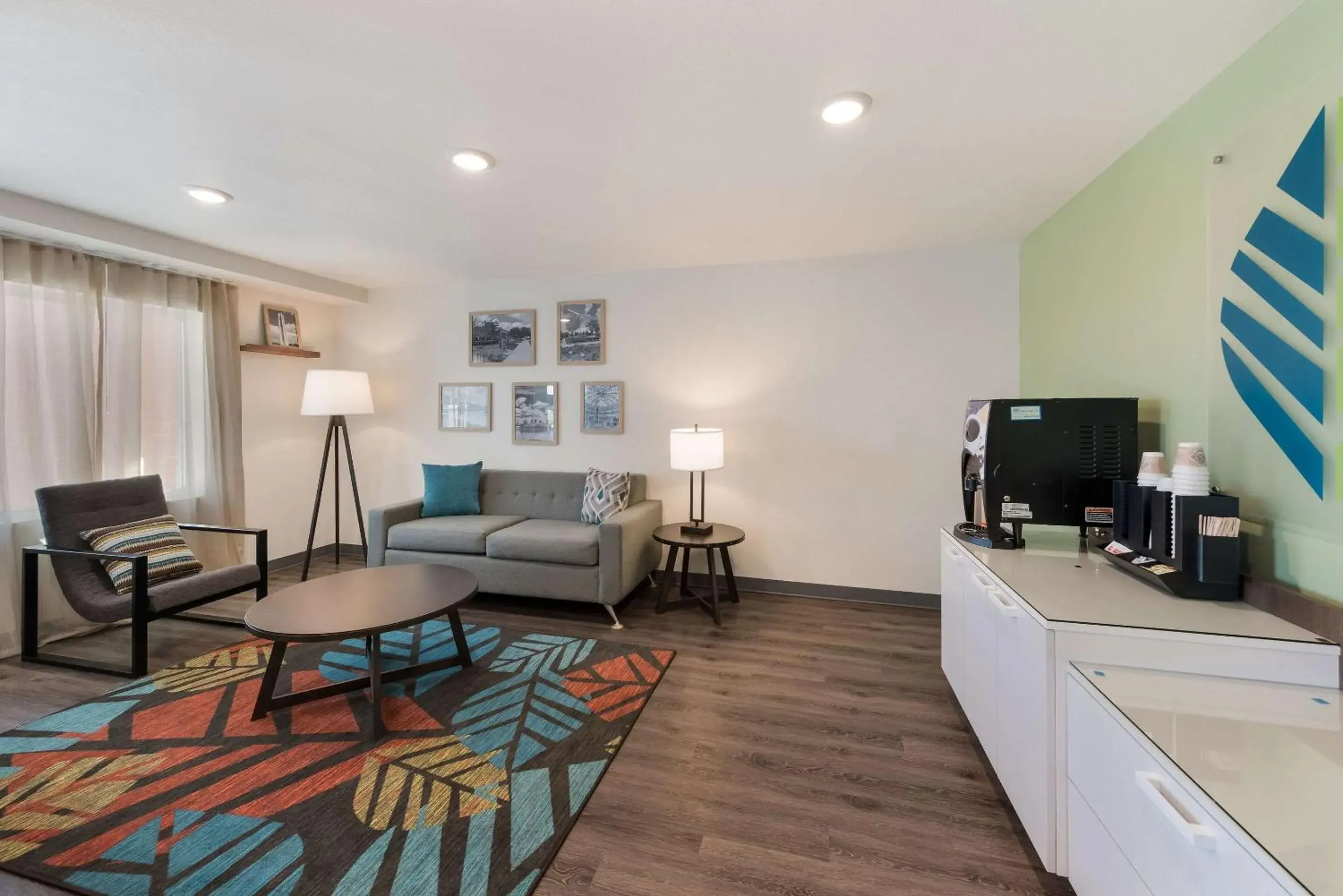 Lobby or reception, TV/Entertainment Center in WoodSpring Suites Dayton North