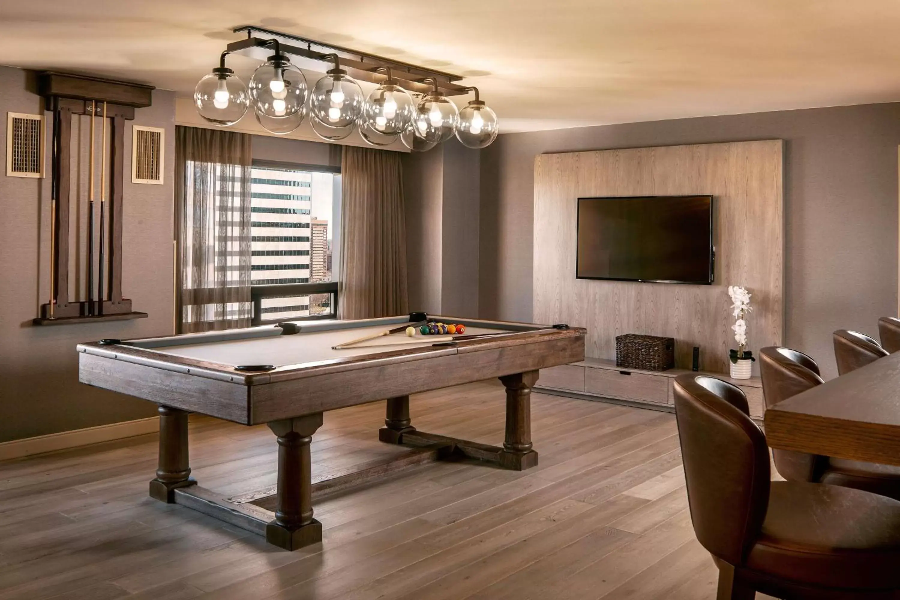 Living room, Billiards in Hilton Denver City Center