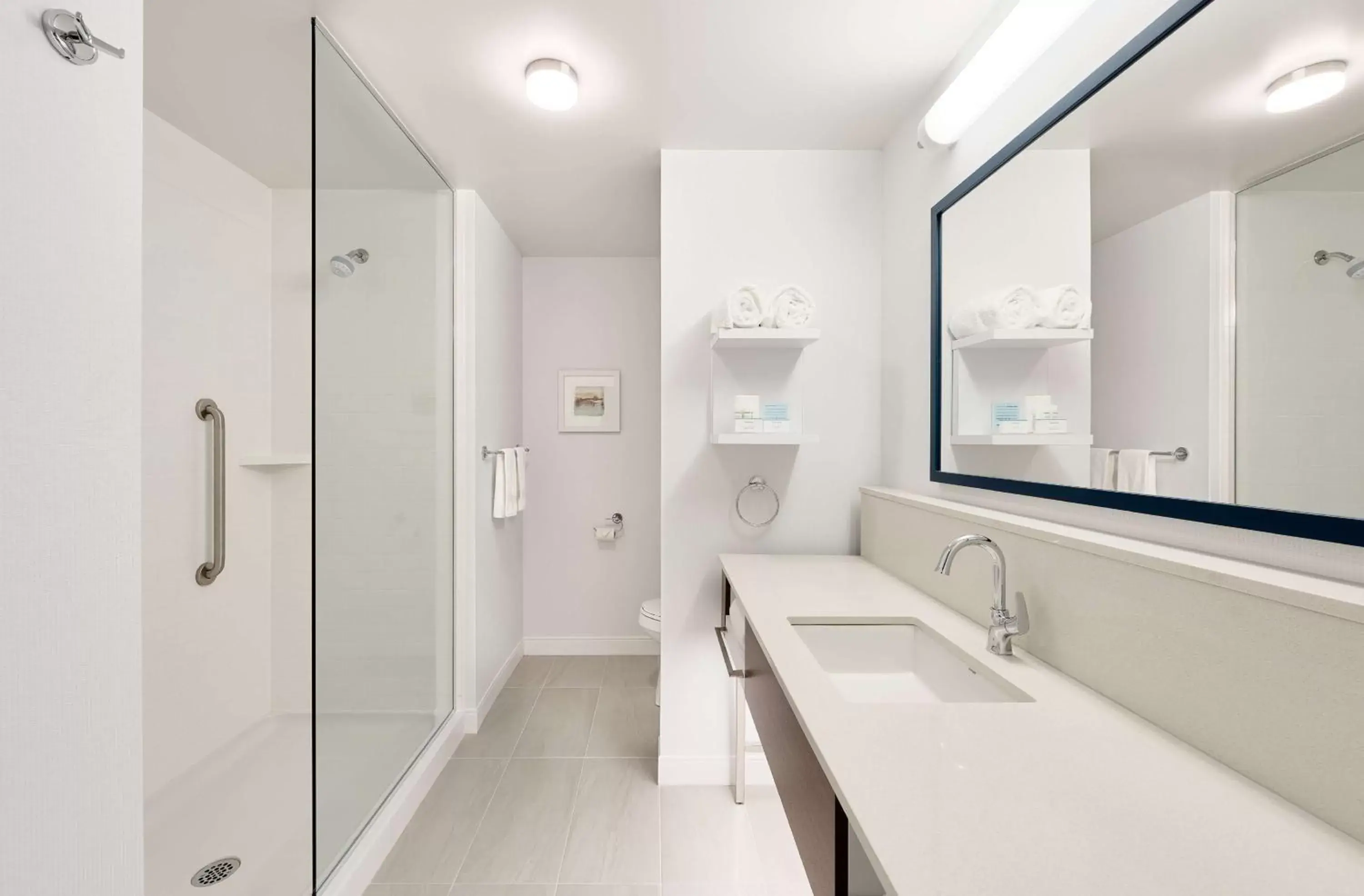 Bathroom in Hampton Inn & Suites By Hilton Quebec City /Saint-Romuald