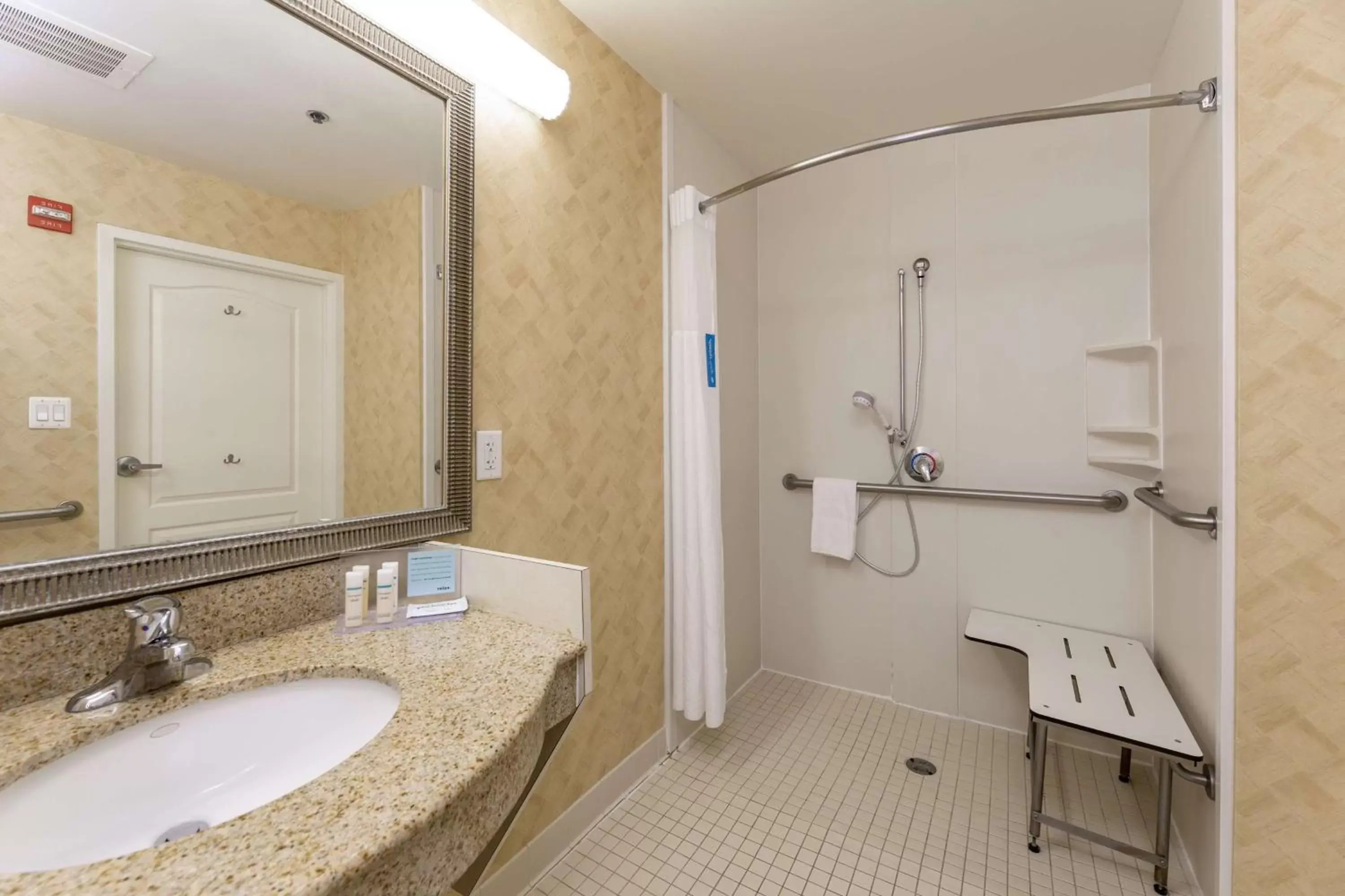 Bathroom in Hampton Inn & Suites Jacksonville Deerwood Park