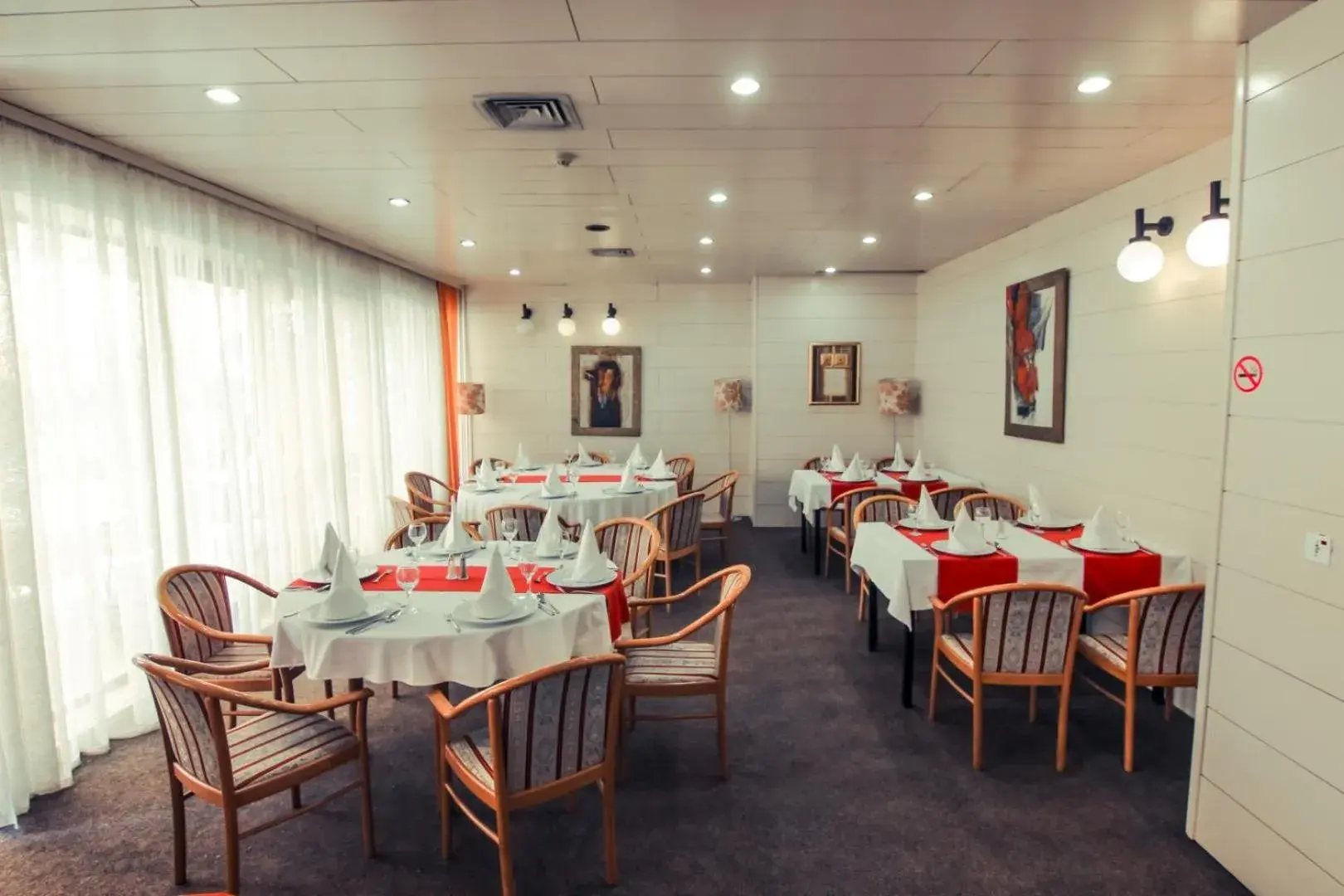 Restaurant/places to eat in Hotel Grand Restaurant/places to eat in Hotel Grand