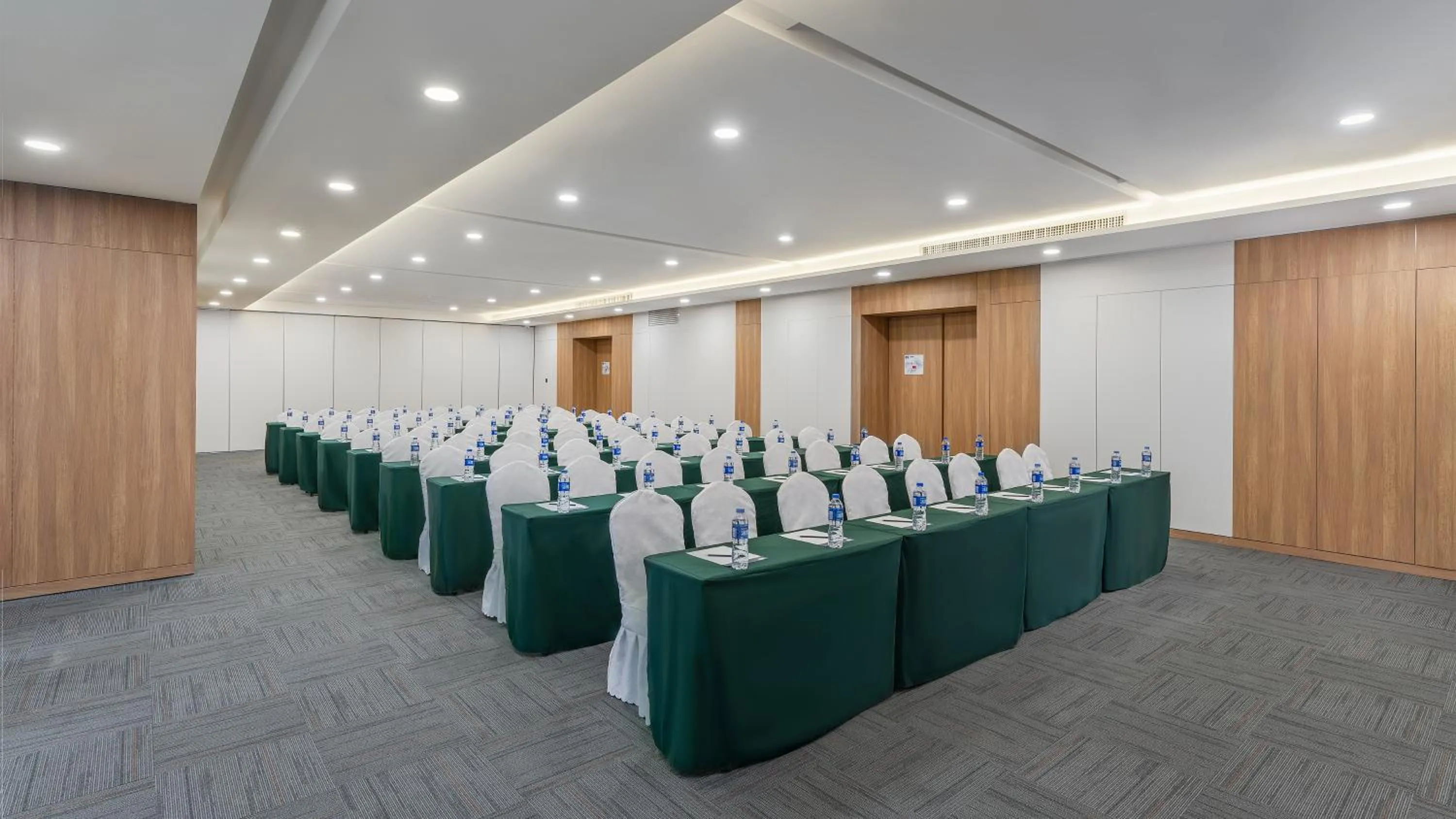 Meeting/conference room in Holiday Inn Express Kunming Panlong by IHG