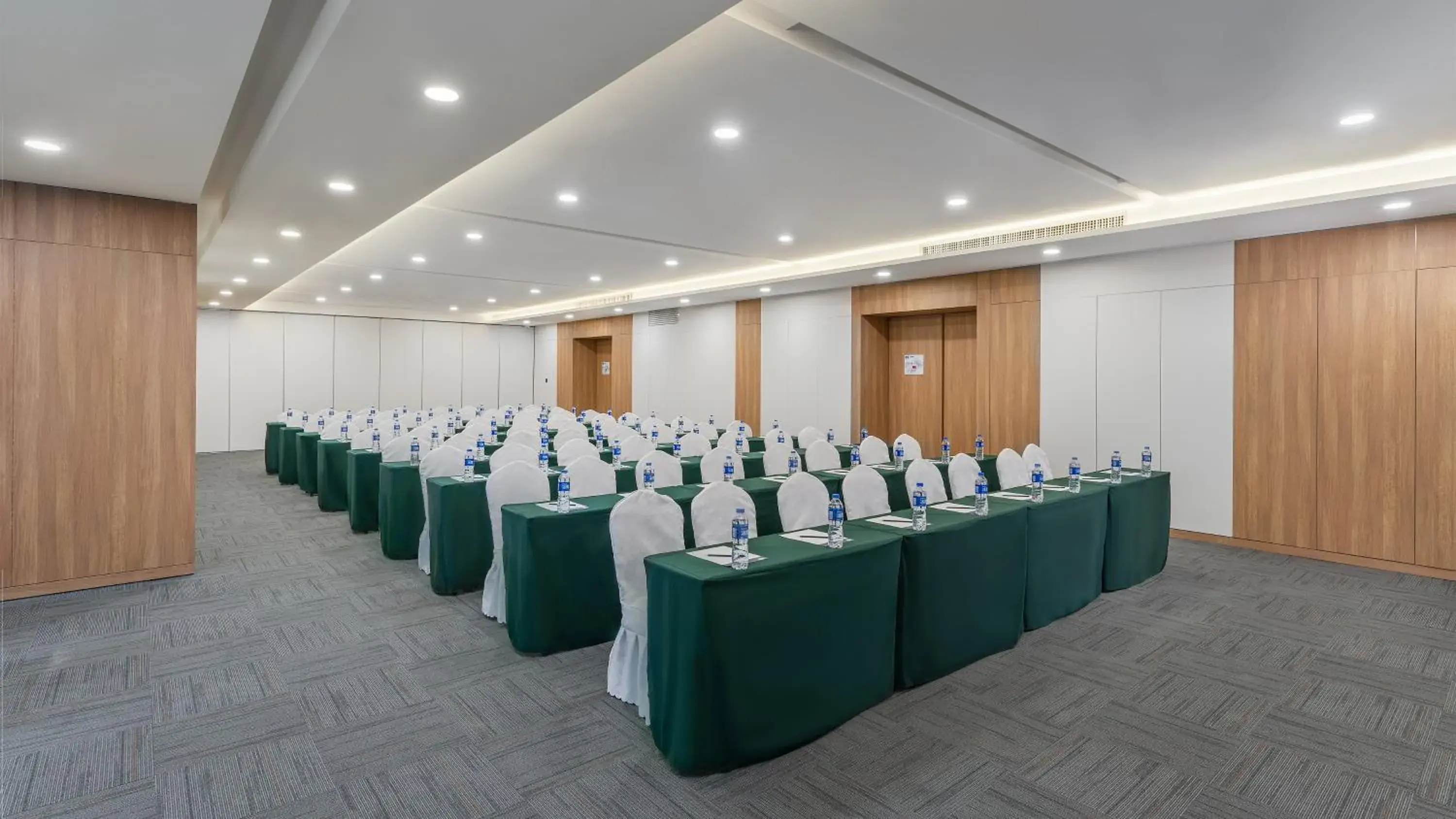 Meeting/conference room in Holiday Inn Express Kunming Panlong, an IHG Hotel