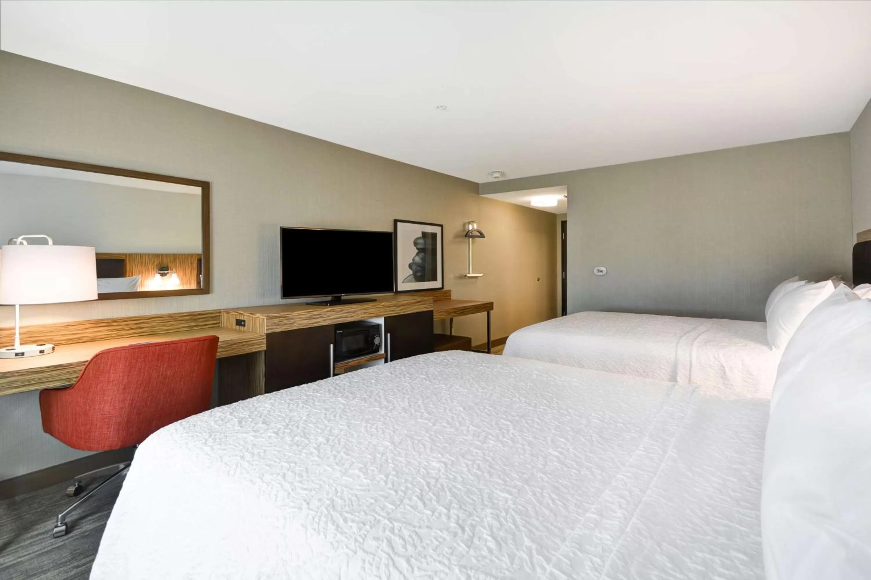 Bedroom, Bed in Hampton Inn & Suites Detroit/Warren