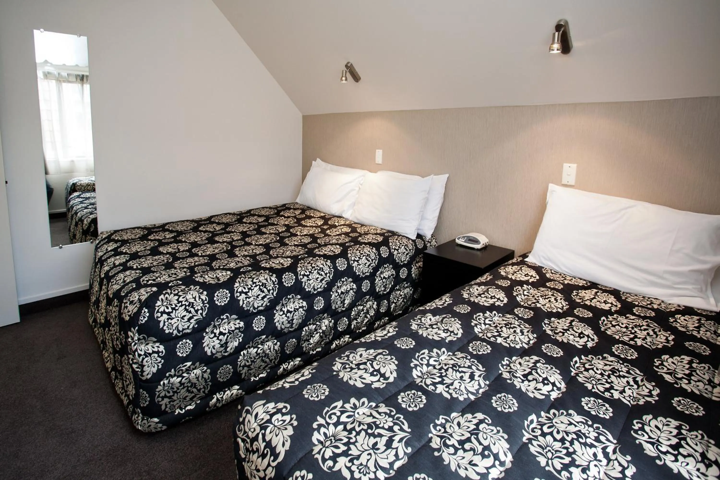 Bedroom, Bed in Cable Court Motel