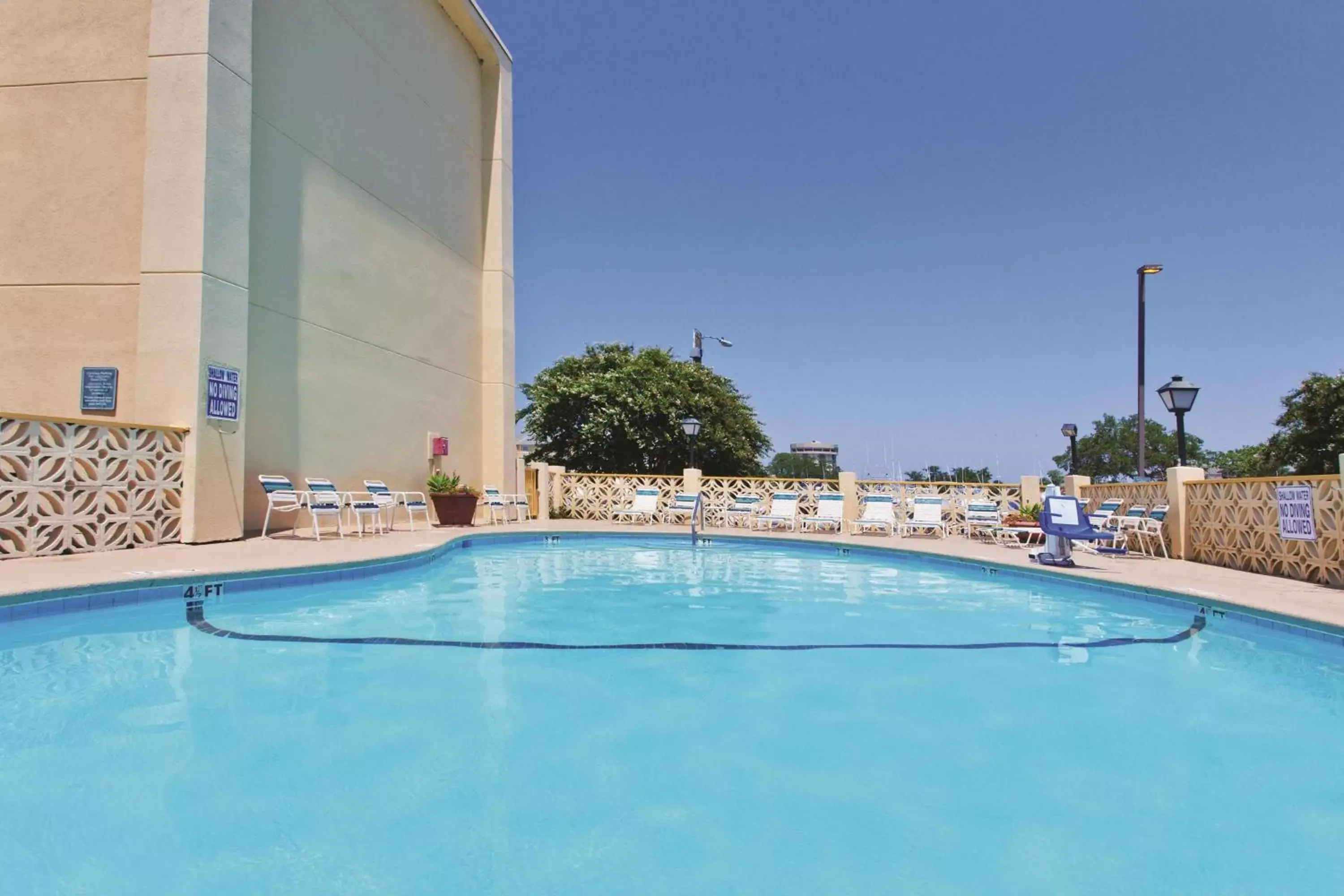 Pool view, Swimming Pool in La Quinta by Wyndham Charleston Riverview