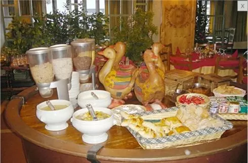 Continental breakfast in Hôtel Les Glaciers