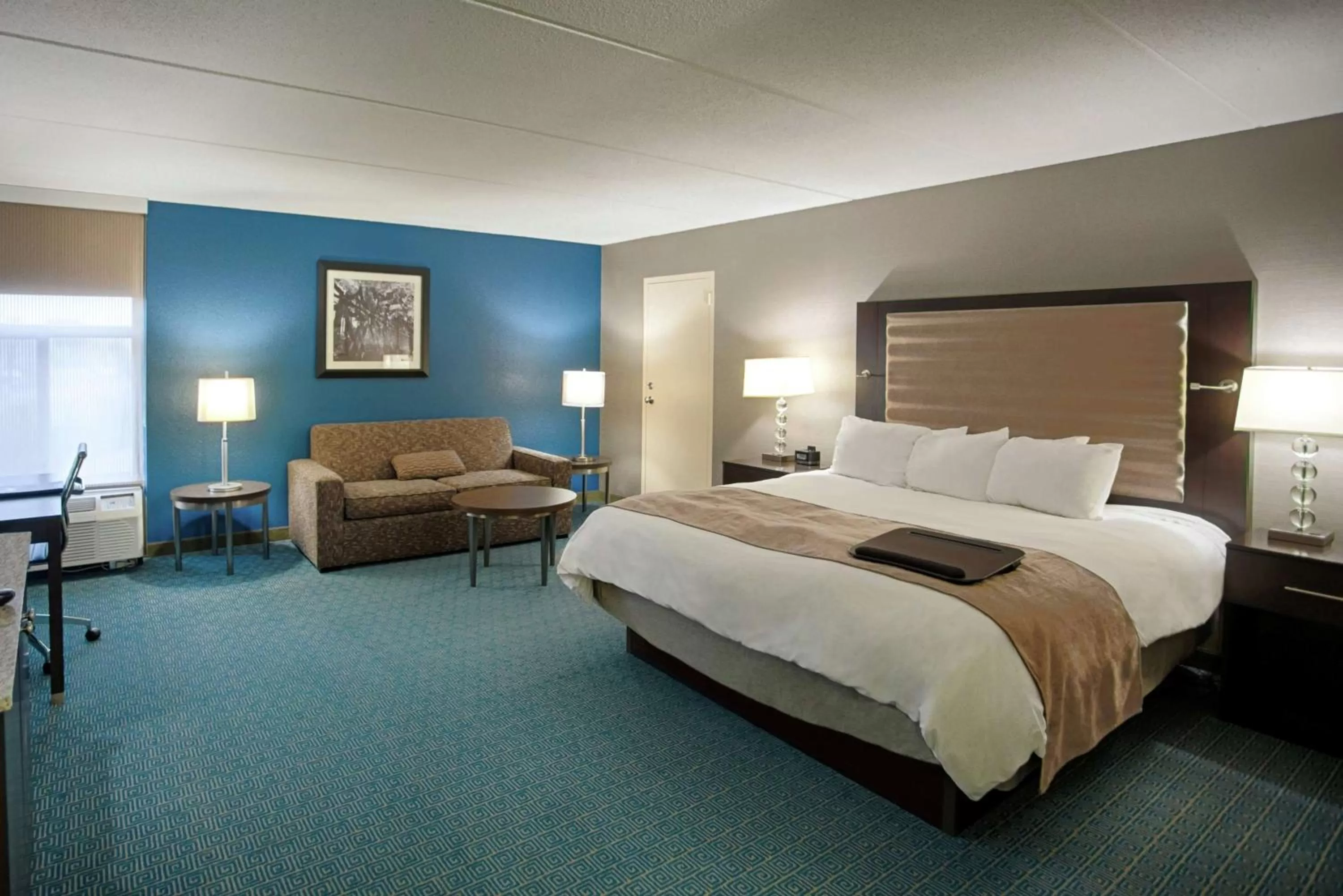 Living room, Bed in DoubleTree by Hilton Roseville Minneapolis