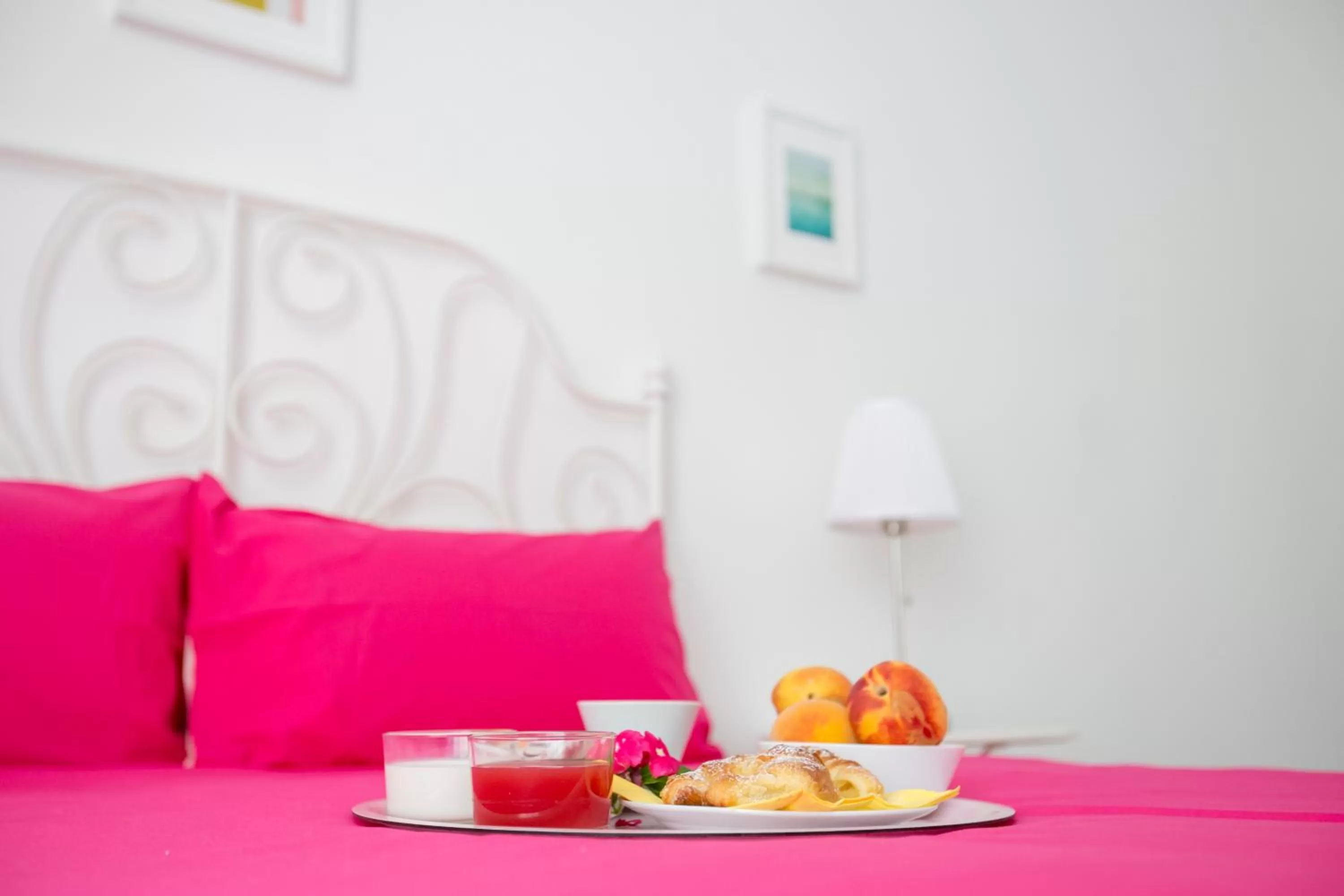 Food, Bed in Maison Ortigia