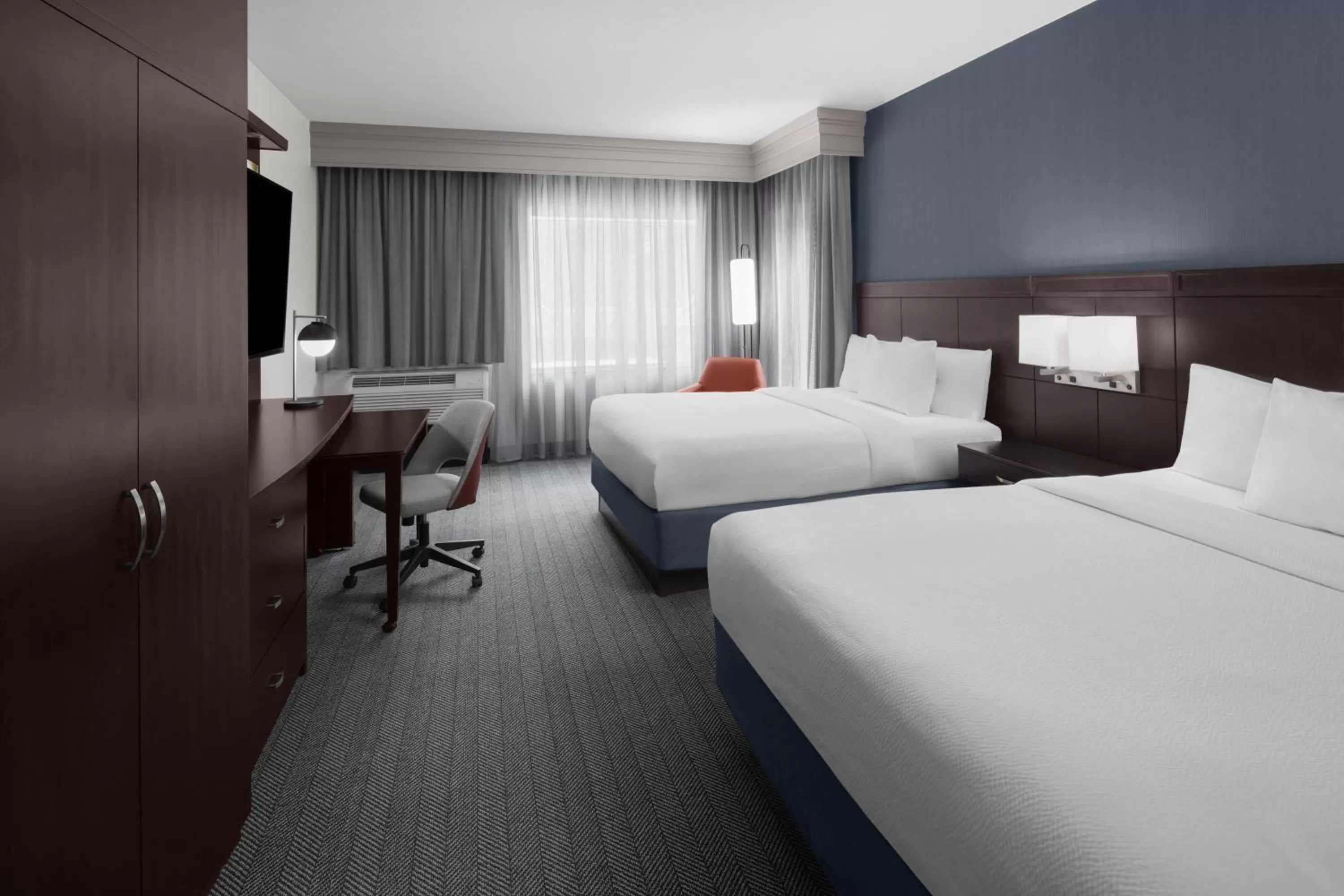 Photo of the whole room, Bed in Courtyard Cleveland University Circle