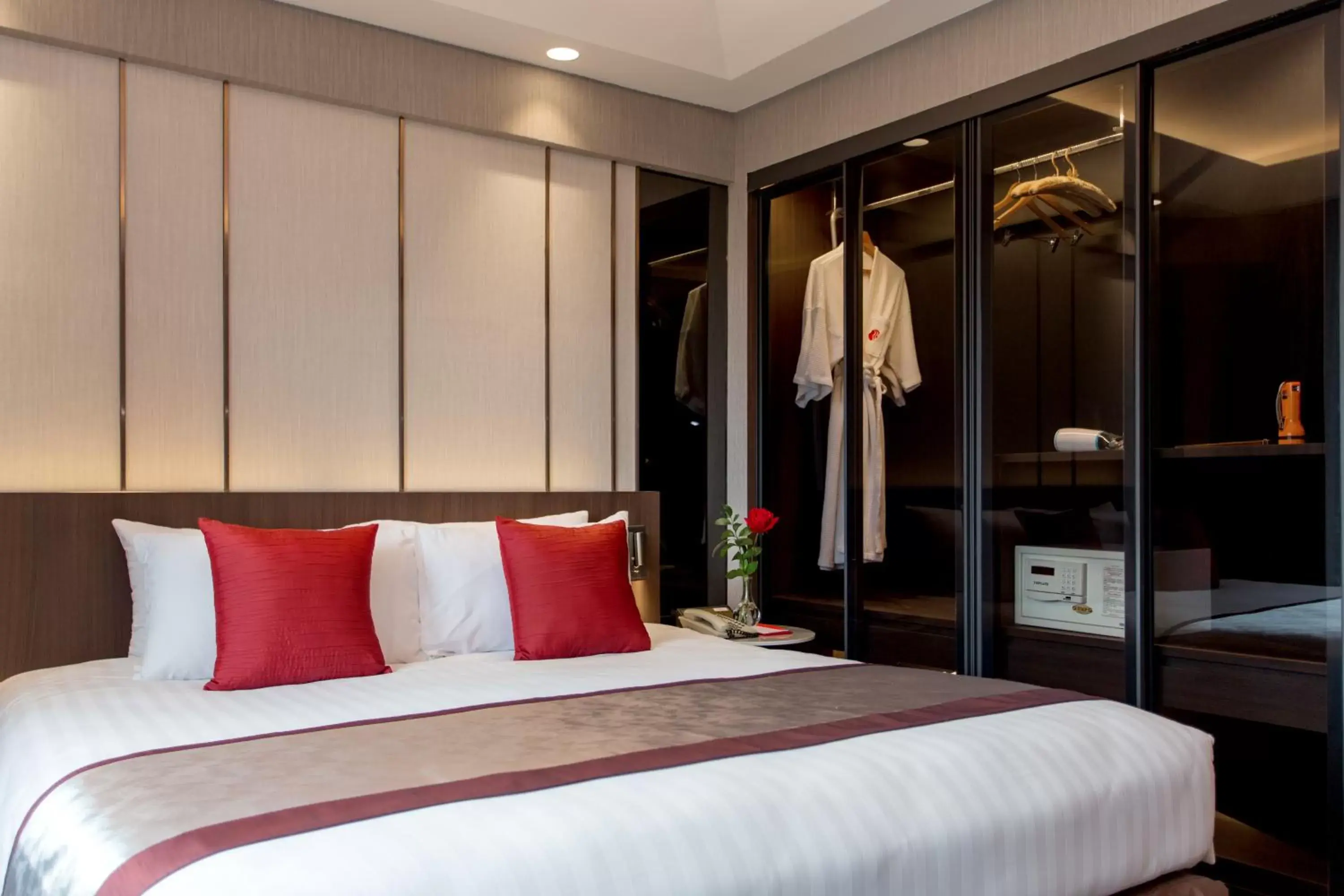 Premier King Suite with River View in Ramada Plaza by Wyndham Bangkok Menam Riverside