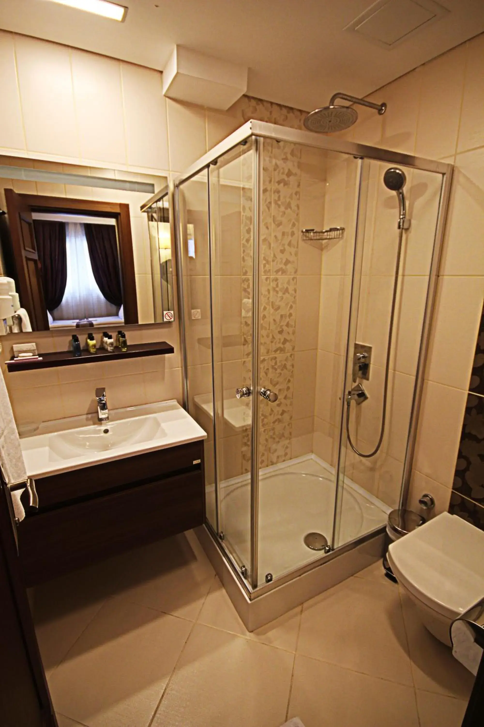 Bathroom in Aristocrat Hotel