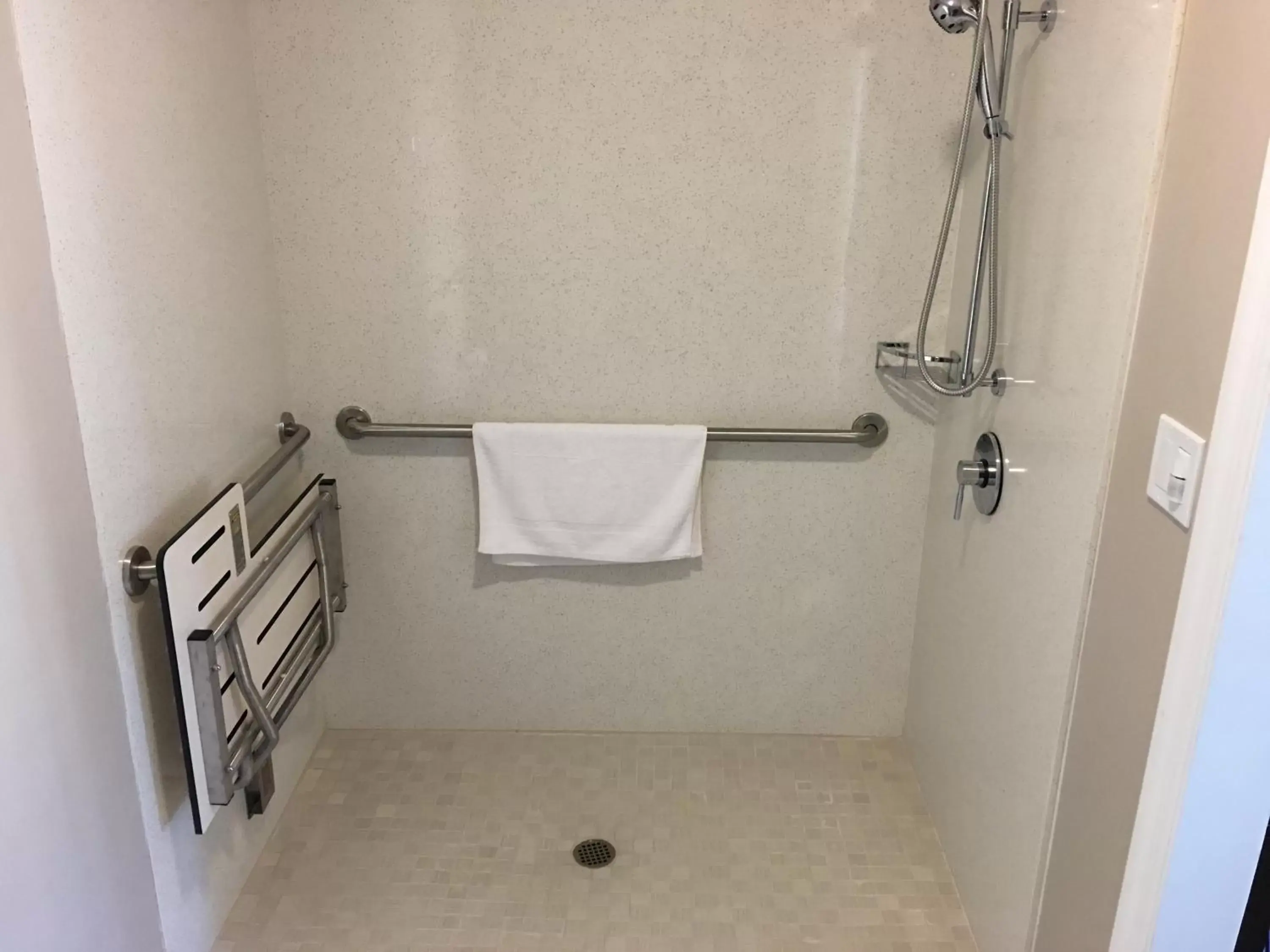 Bathroom in Vallejo Inn