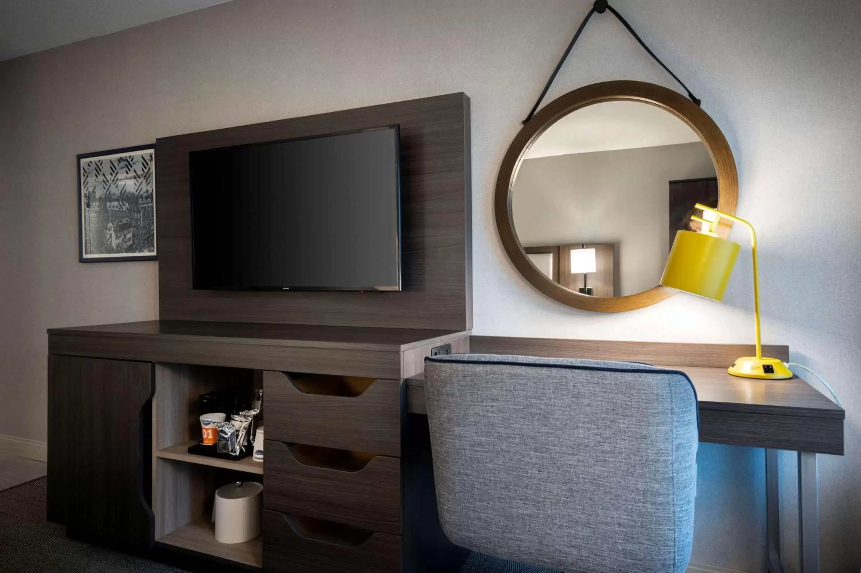 Bedroom, TV/Entertainment Center in Hampton Inn by Hilton Boston/Cambridge