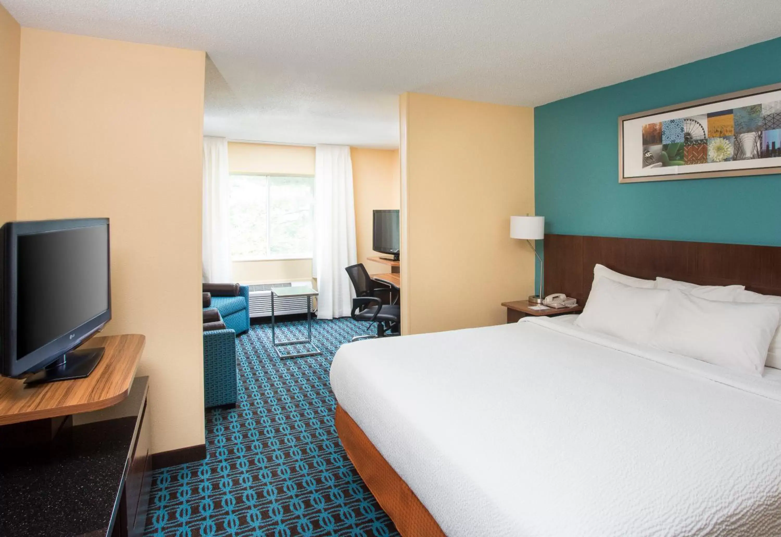 TV and multimedia, Bed in Fairfield Inn & Suites by Marriott Quincy