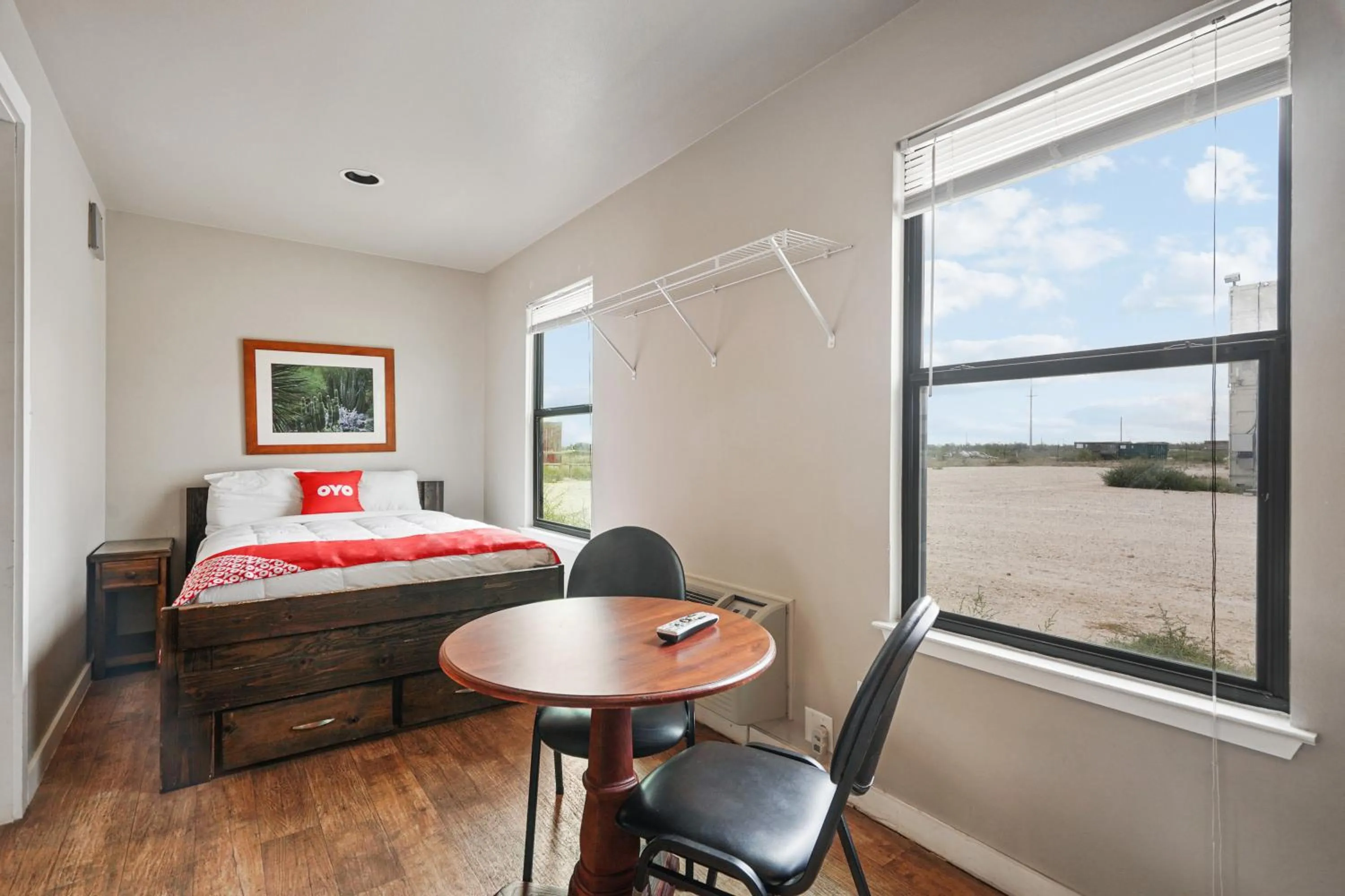 Seating area, Bed in The Resource Inn -Big Lake TX