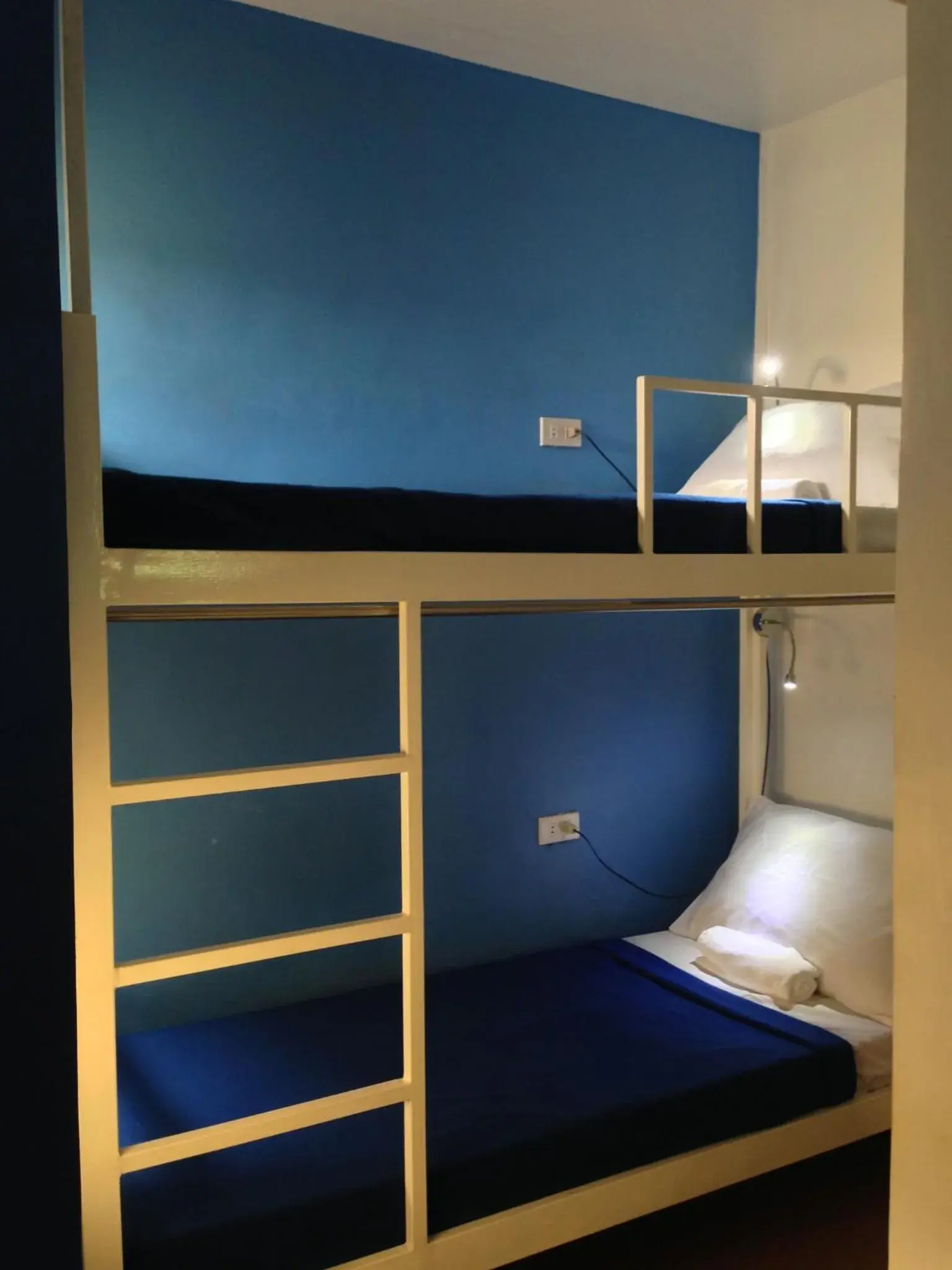Bed in 6-Bed Male Dormitory Room in CROSSROADS HOSTEL MANILA