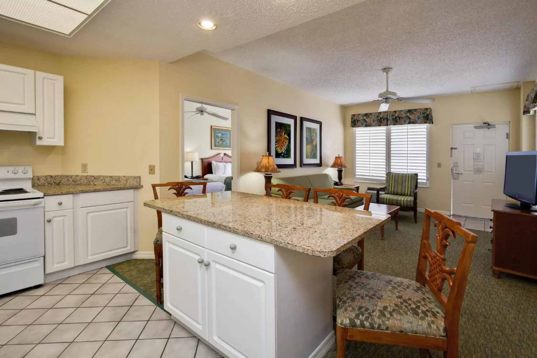 Bedroom, Kitchen/Kitchenette in Holiday Inn & Suites Clearwater Beach S-Harbourside