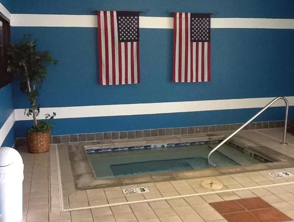 Swimming Pool in Ramada Hotel Ashland-Catlettsburg