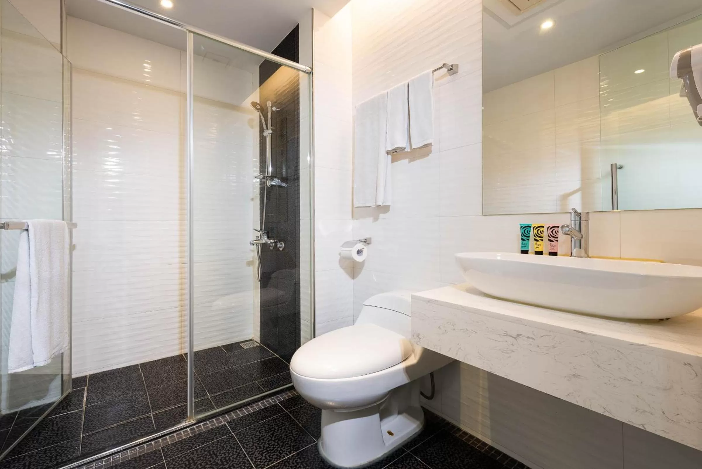 Standard Twin Room in Holiday Garden Hotel SKM Park