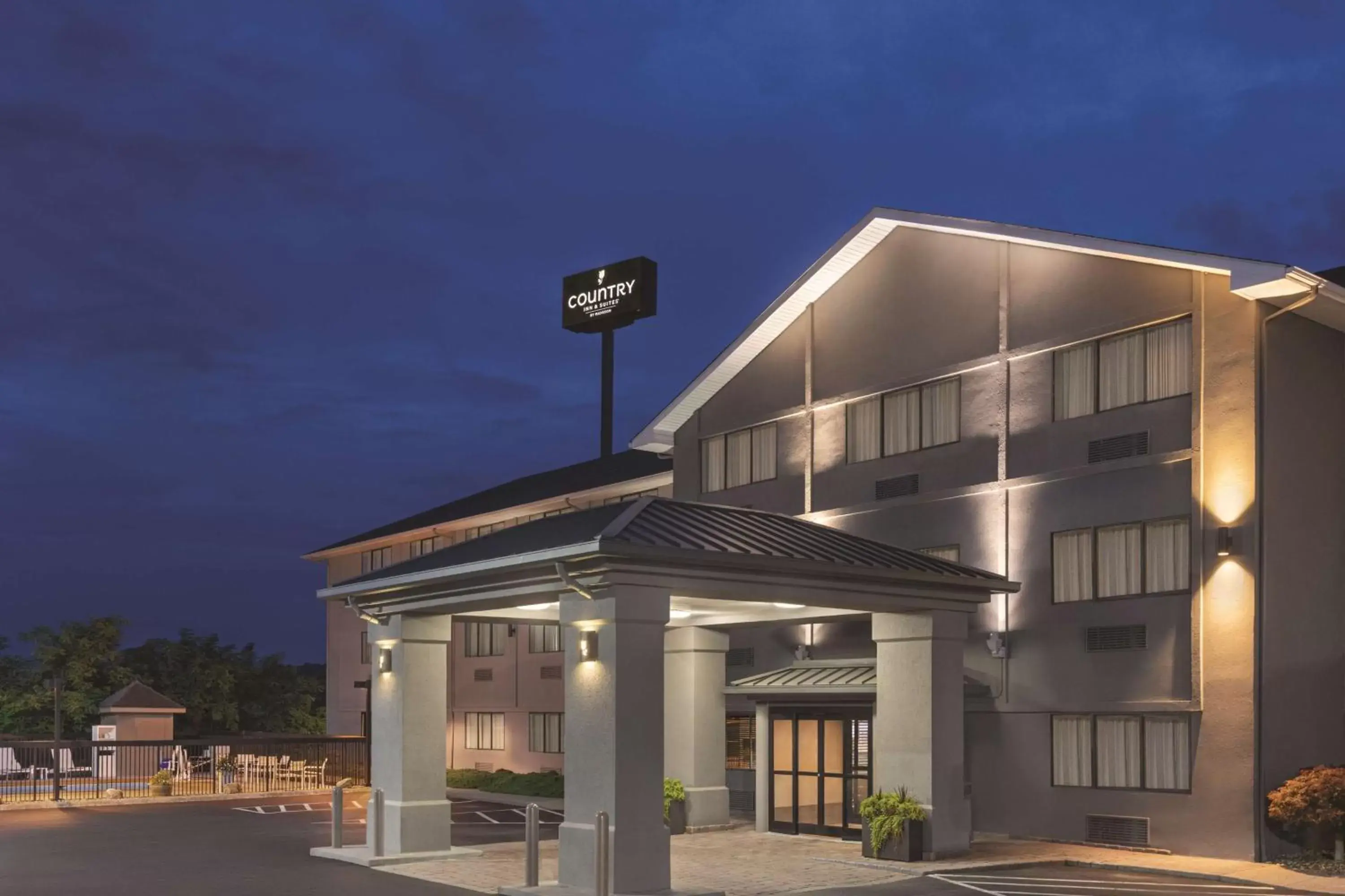 Property Building in Country Inn & Suites by Radisson, Abingdon, VA