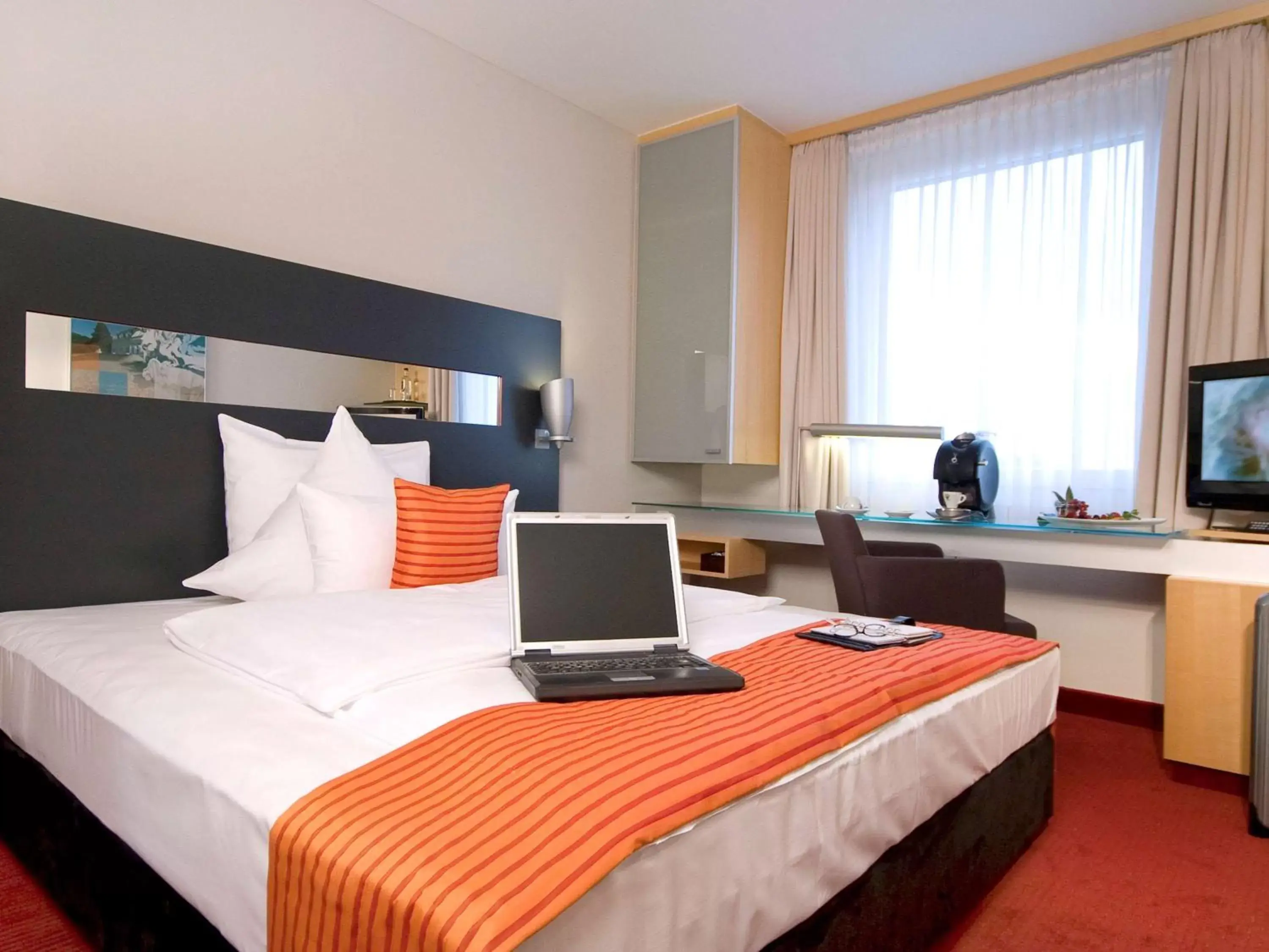 Photo of the whole room, Bed in Mercure Hotel Düsseldorf City Nord