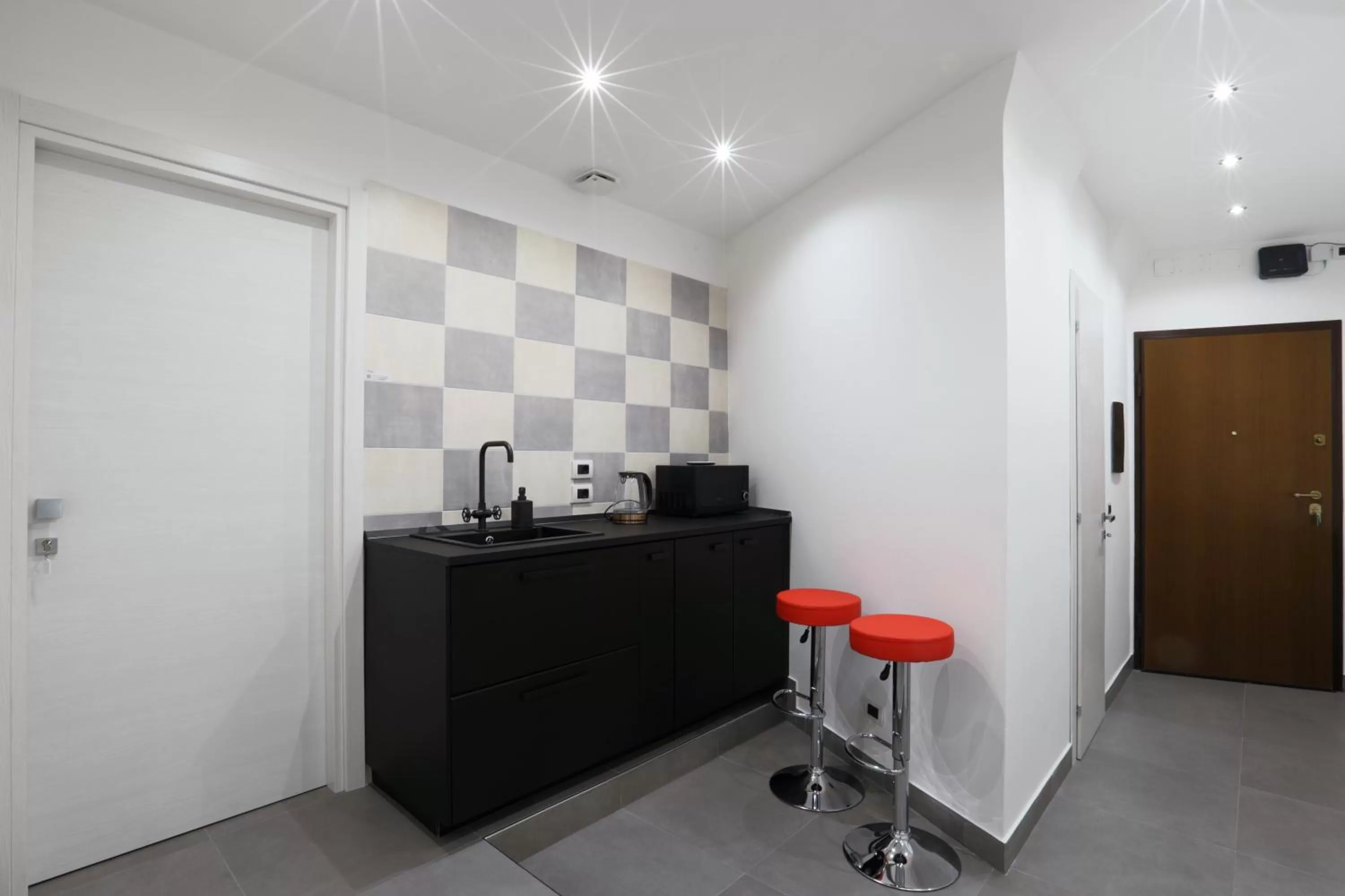 Facade/entrance, Kitchen/Kitchenette in Napoli Vesuvio Apartments by Dimorra