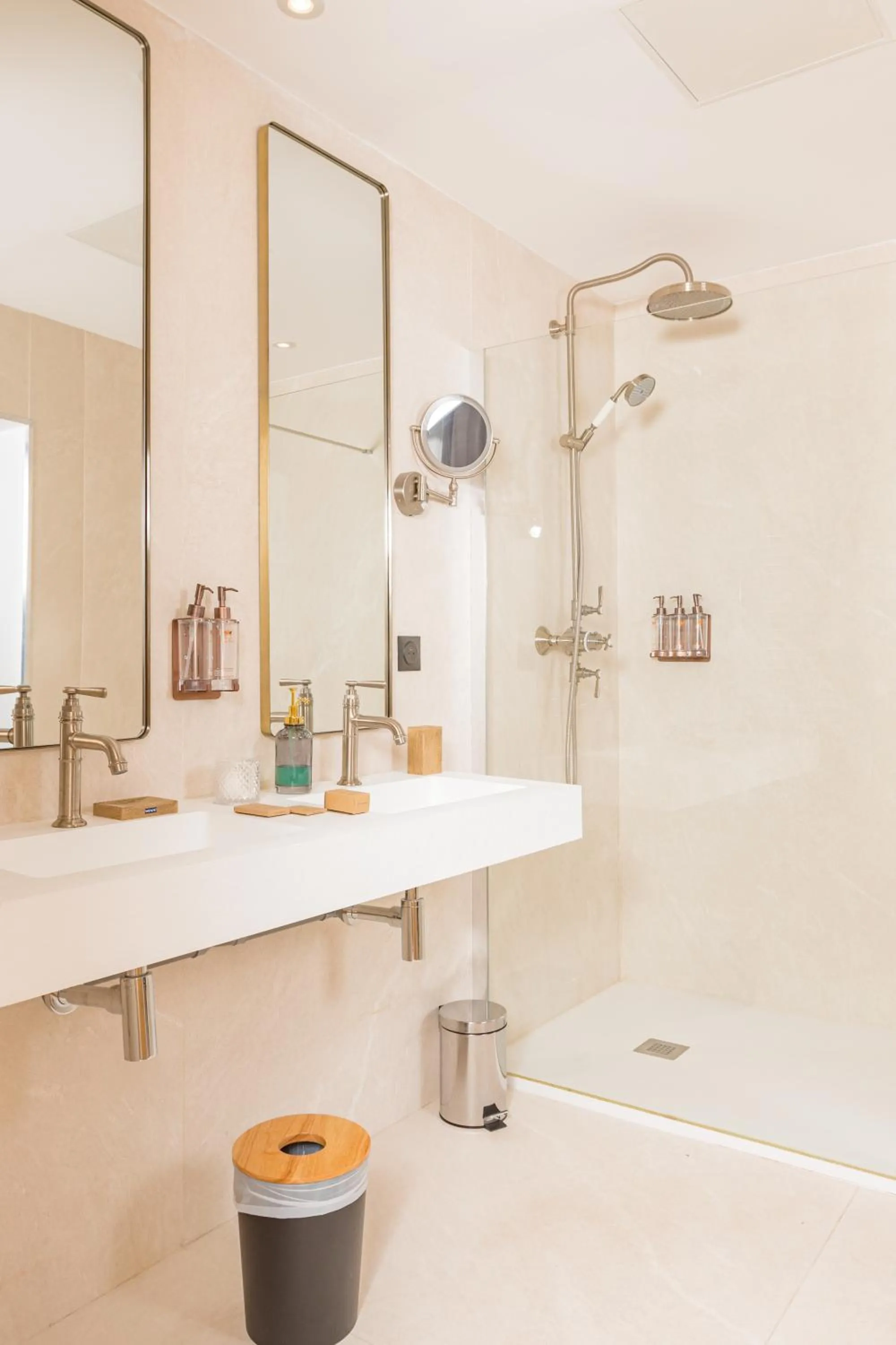 Shower in Hôtel Le Saint Remy & Spa