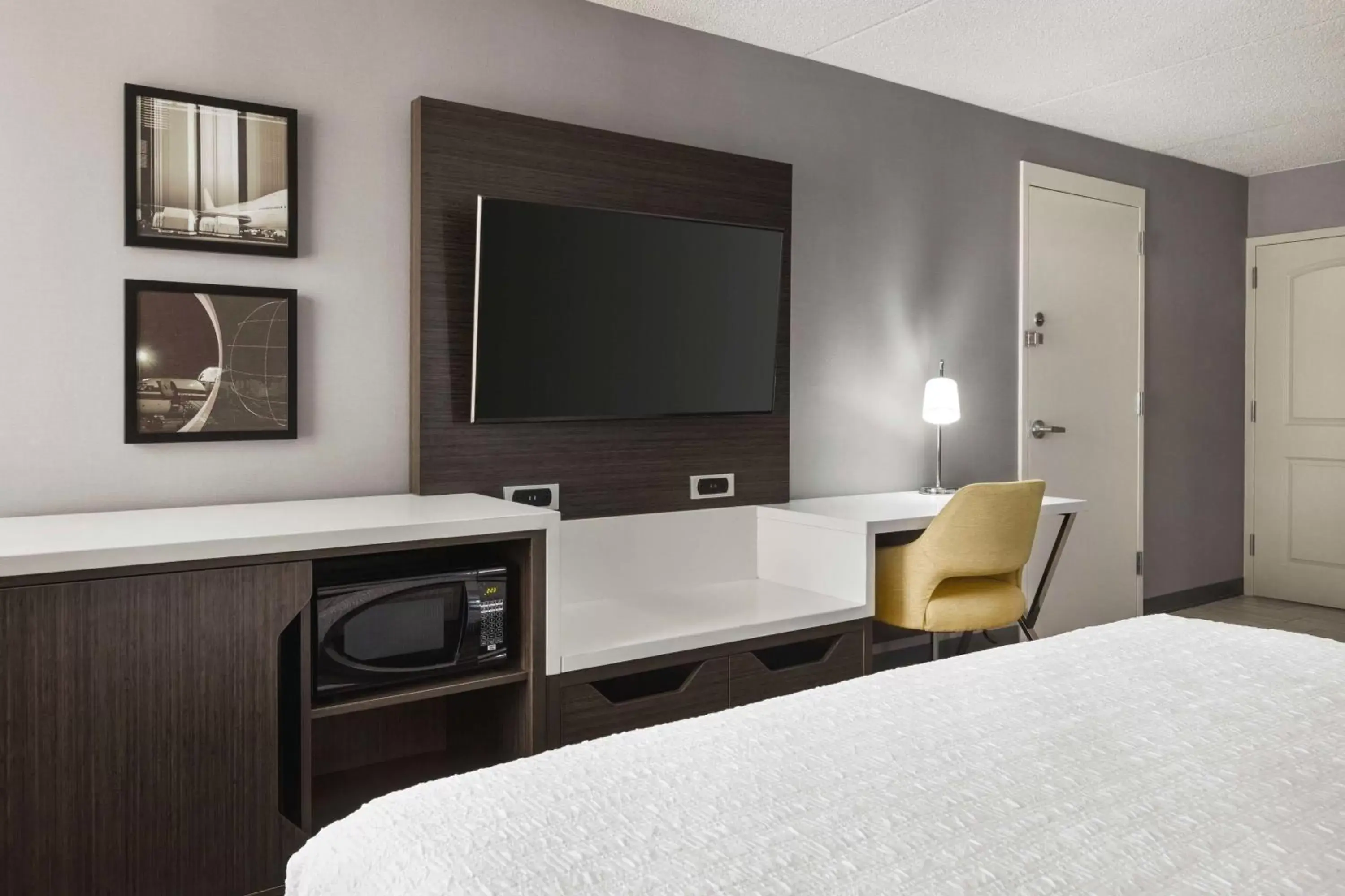 Bedroom, TV/Entertainment Center in Hampton Inn Chicago-O'Hare International Airport