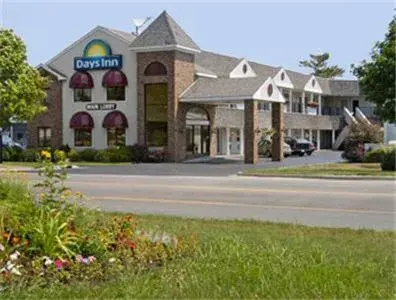 Facade/entrance, Property Building in Days Inn by Wyndham Mackinaw City - Lakeview