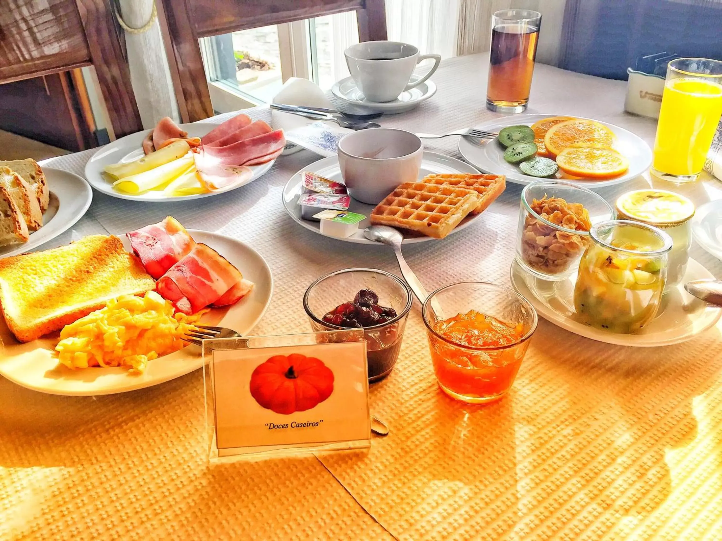 Buffet breakfast in Hotel Estalagem Turismo