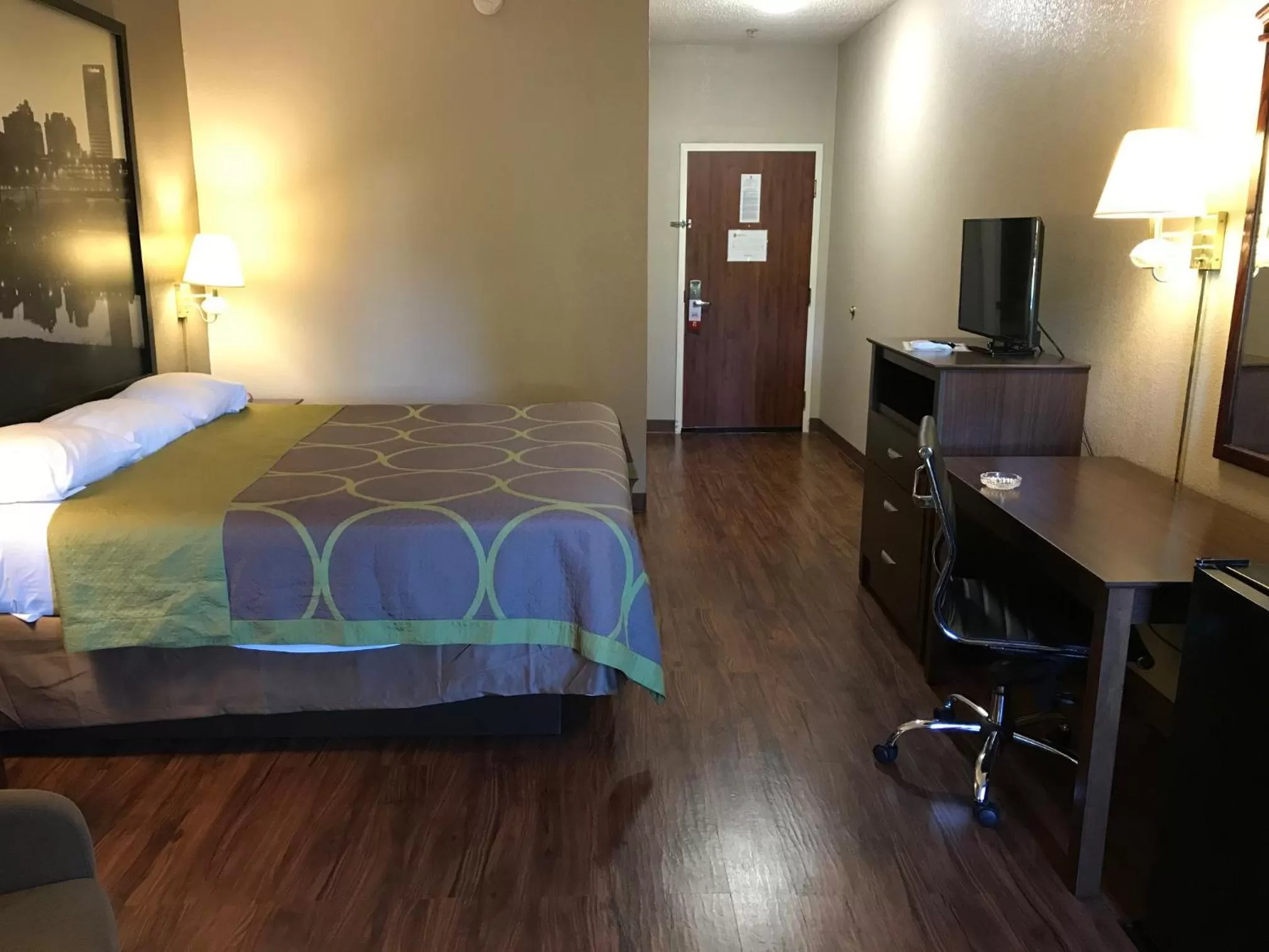 Photo of the whole room, Bed in Super 8 by Wyndham Hernando