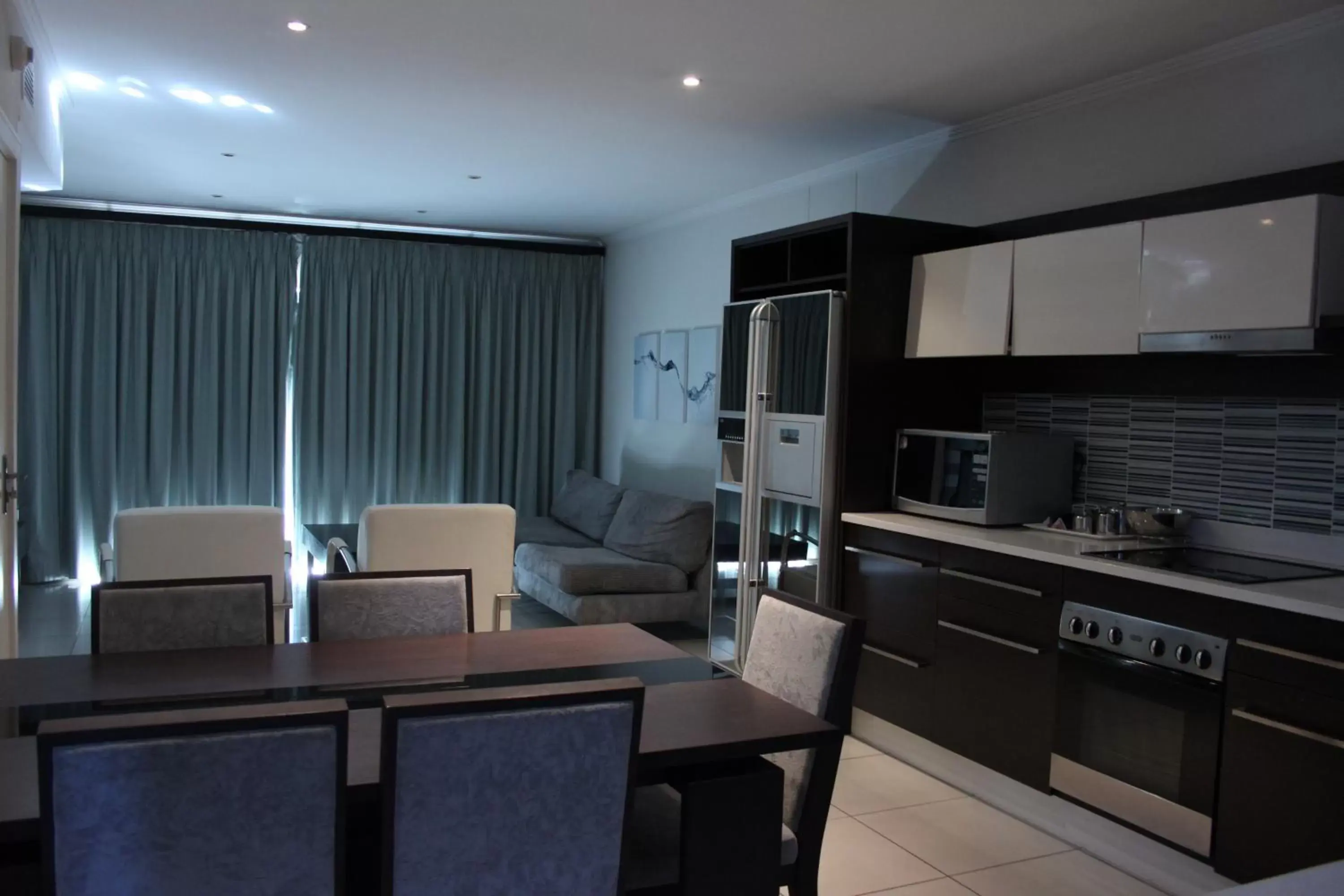 Dining area, Kitchen/Kitchenette in The Nicol Hotel and Apartments