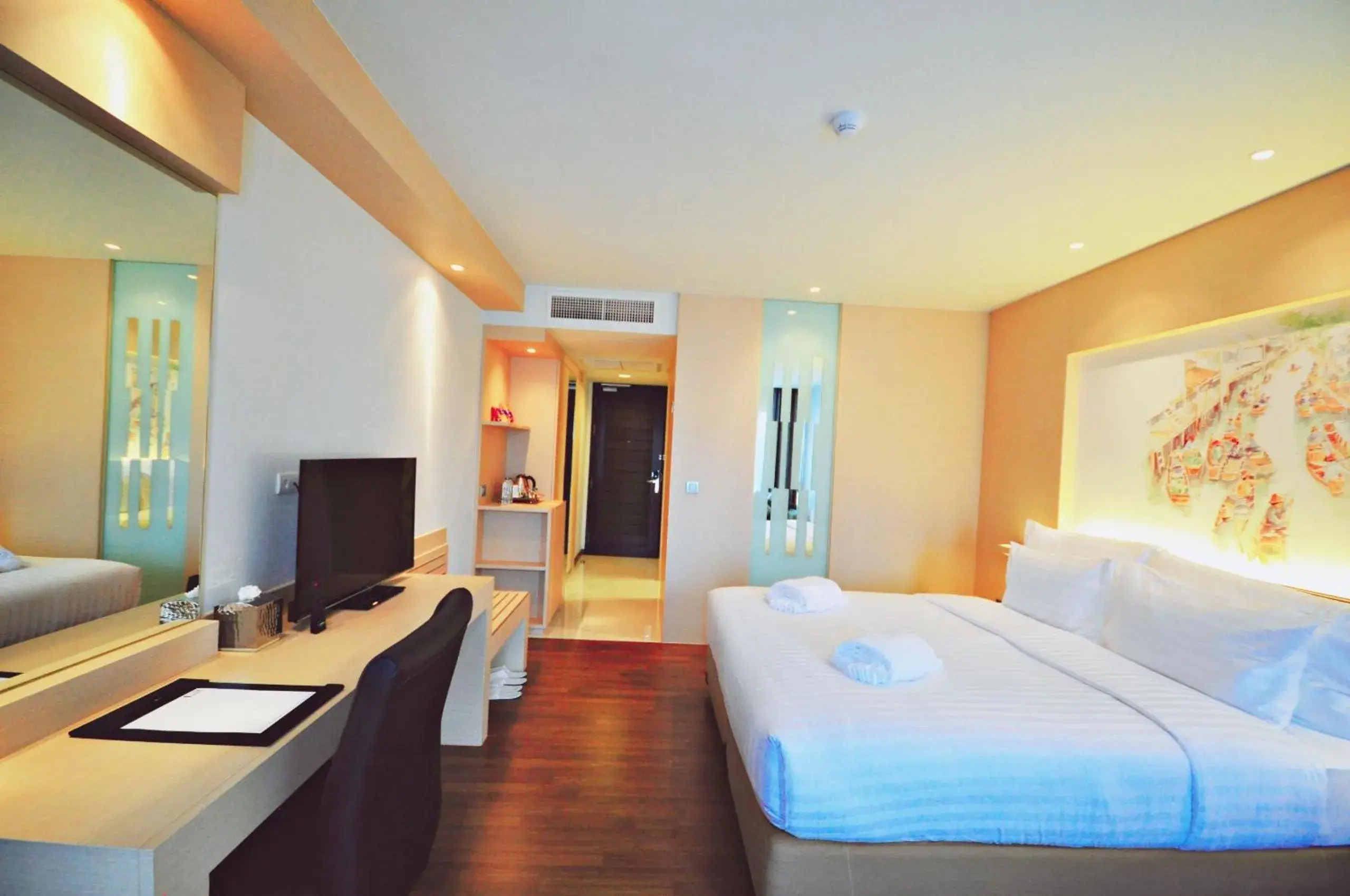 Bedroom, TV/Entertainment Center in Parinda Hotel