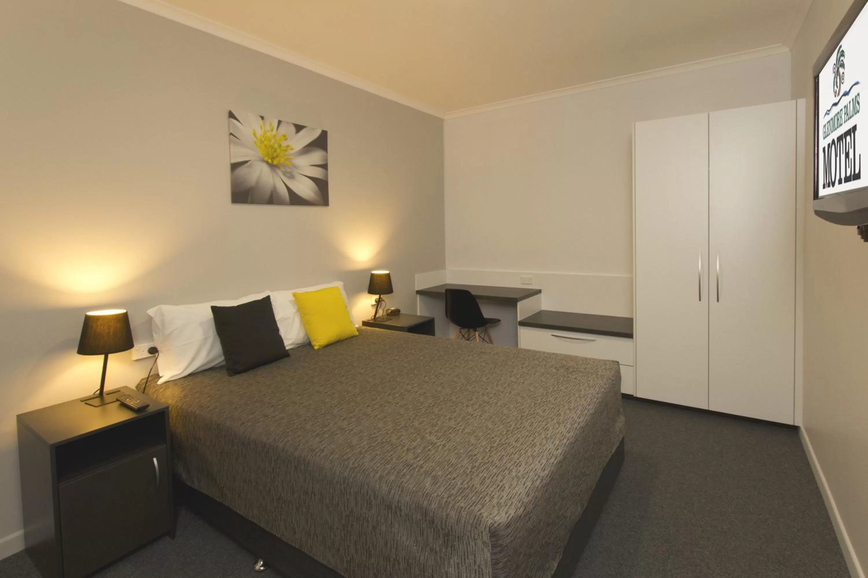 Bedroom, Bed in Glenmore Palms Motel