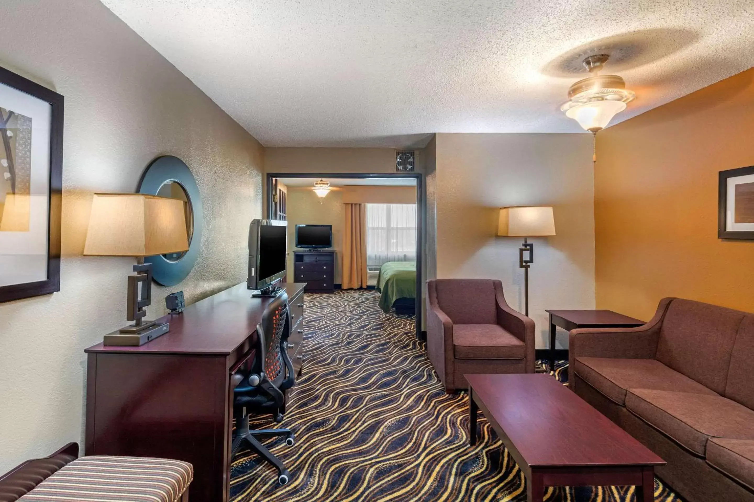 Photo of the whole room, Seating Area in Quality Suites Addison-Dallas
