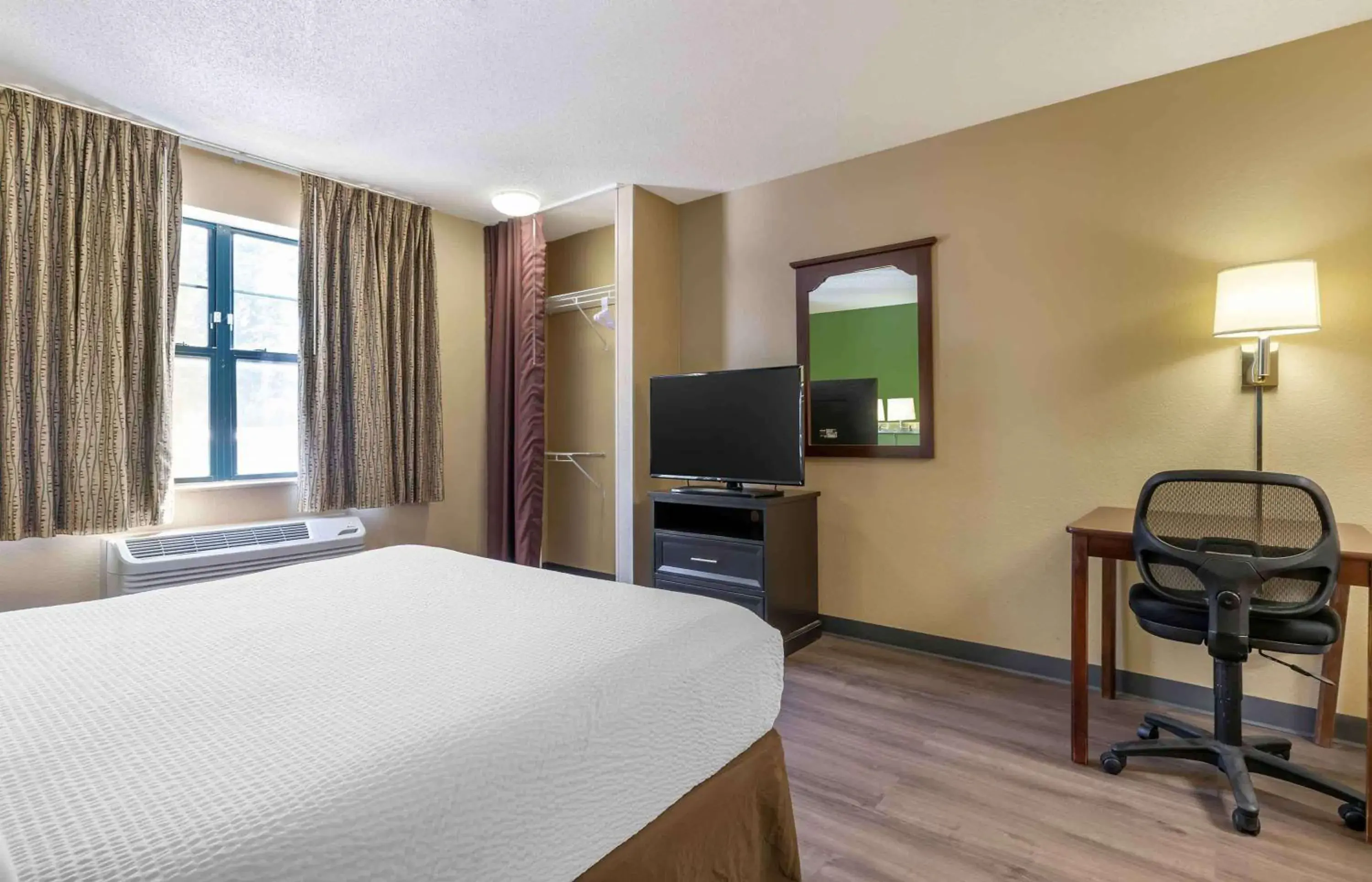 Bedroom, TV/Entertainment Center in Extended Stay America Select Suites - Fayetteville - Springdale