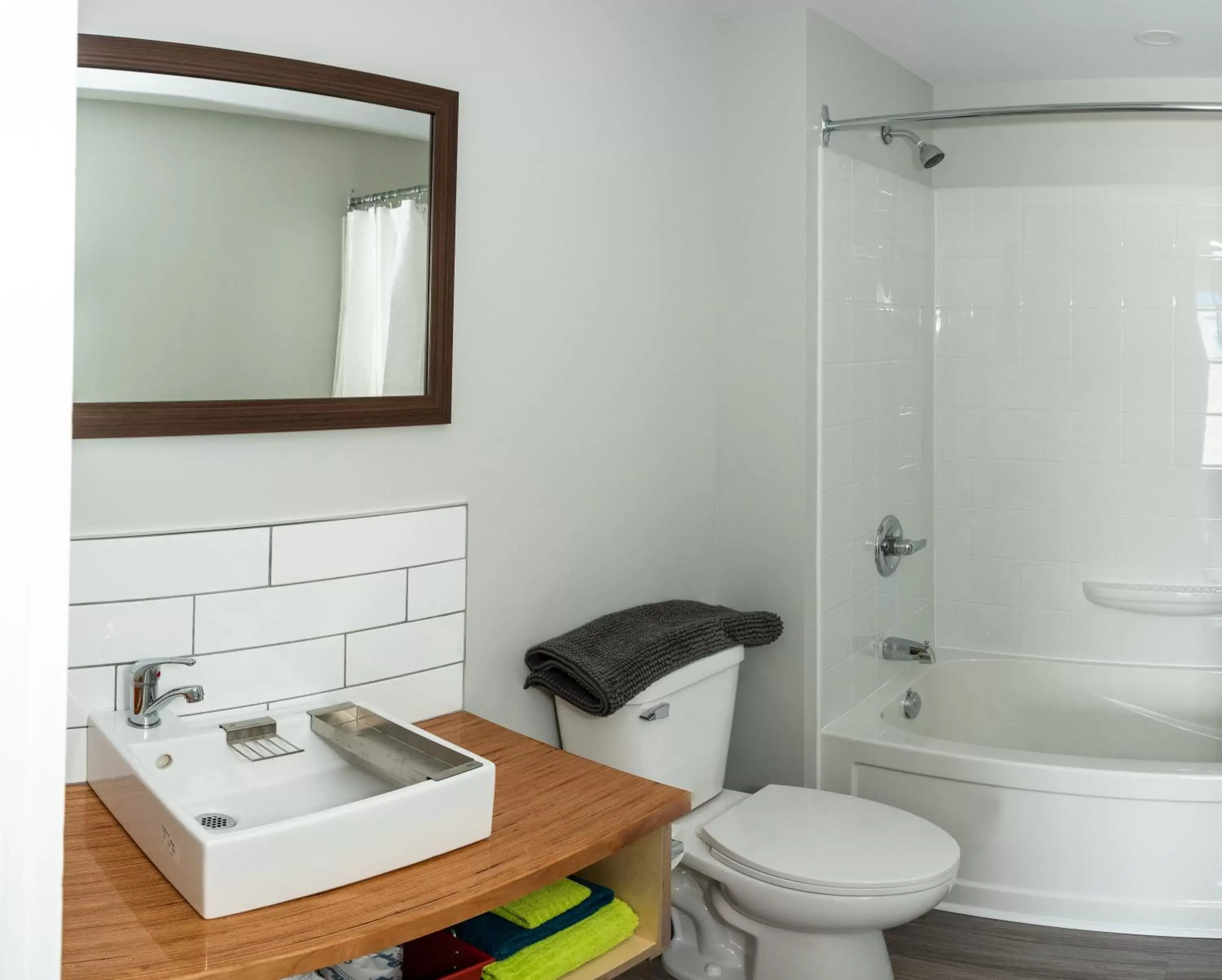 Shower, Bathroom in Morel Executive Suites