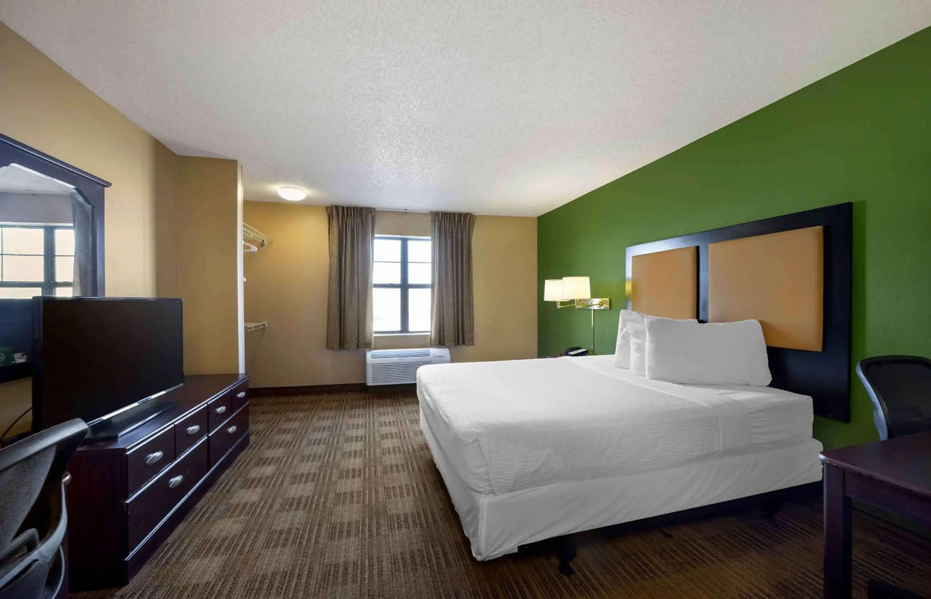 Bedroom, Bed in Extended Stay America Suites - Oklahoma City - Airport