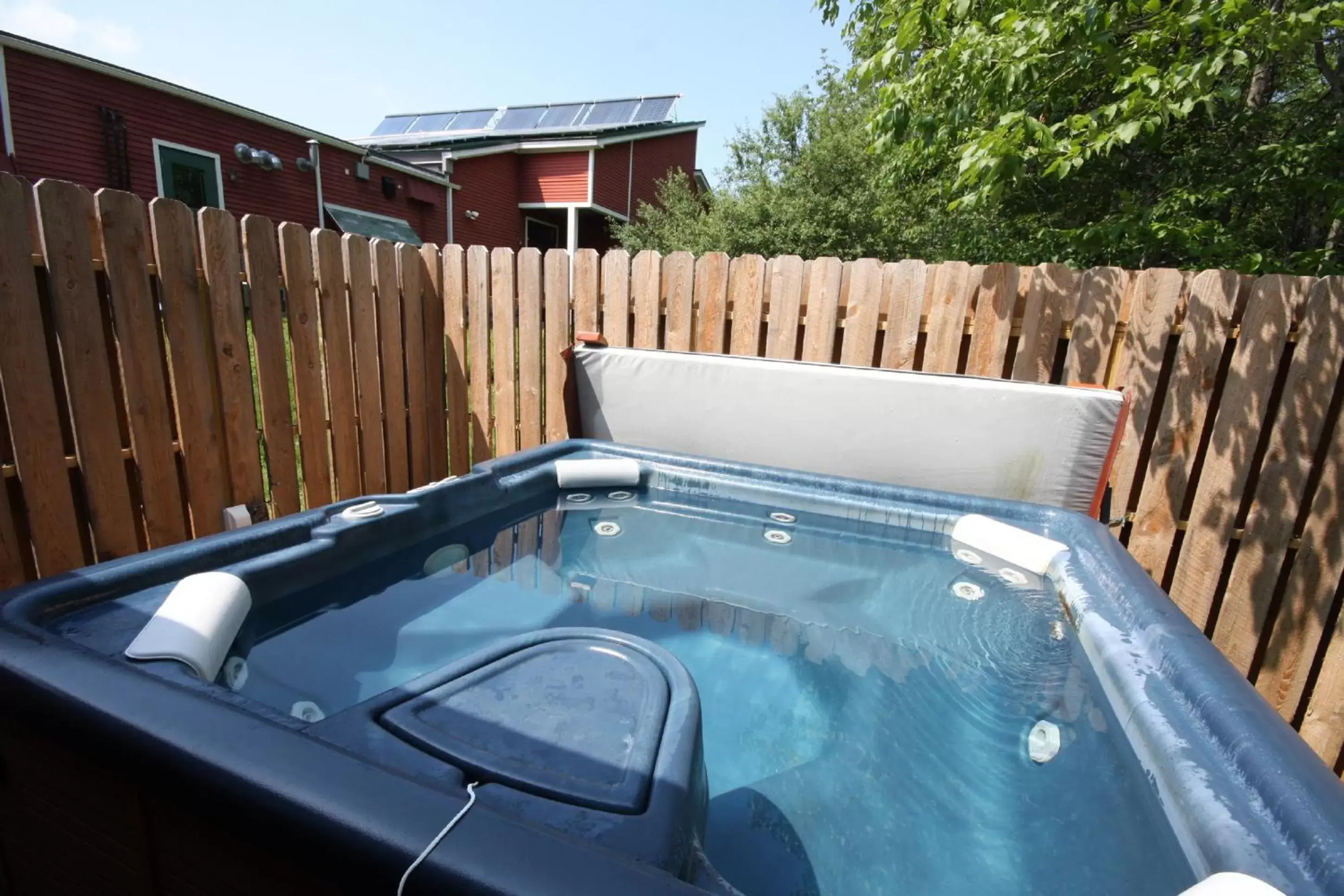 Hot Tub, Swimming Pool in Maple Hill Farm Inn